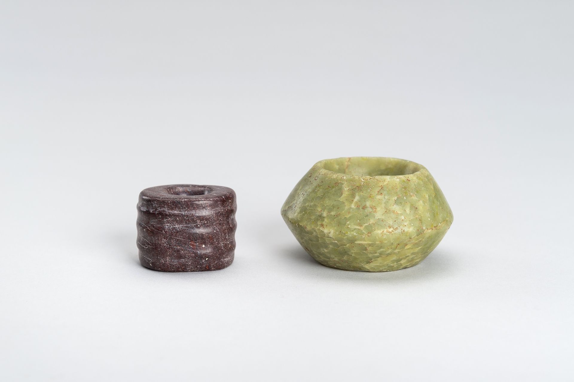 AN ARCHAISTIC LOT WITH TWO LARGE HARDSTONE BEADS - Image 8 of 9