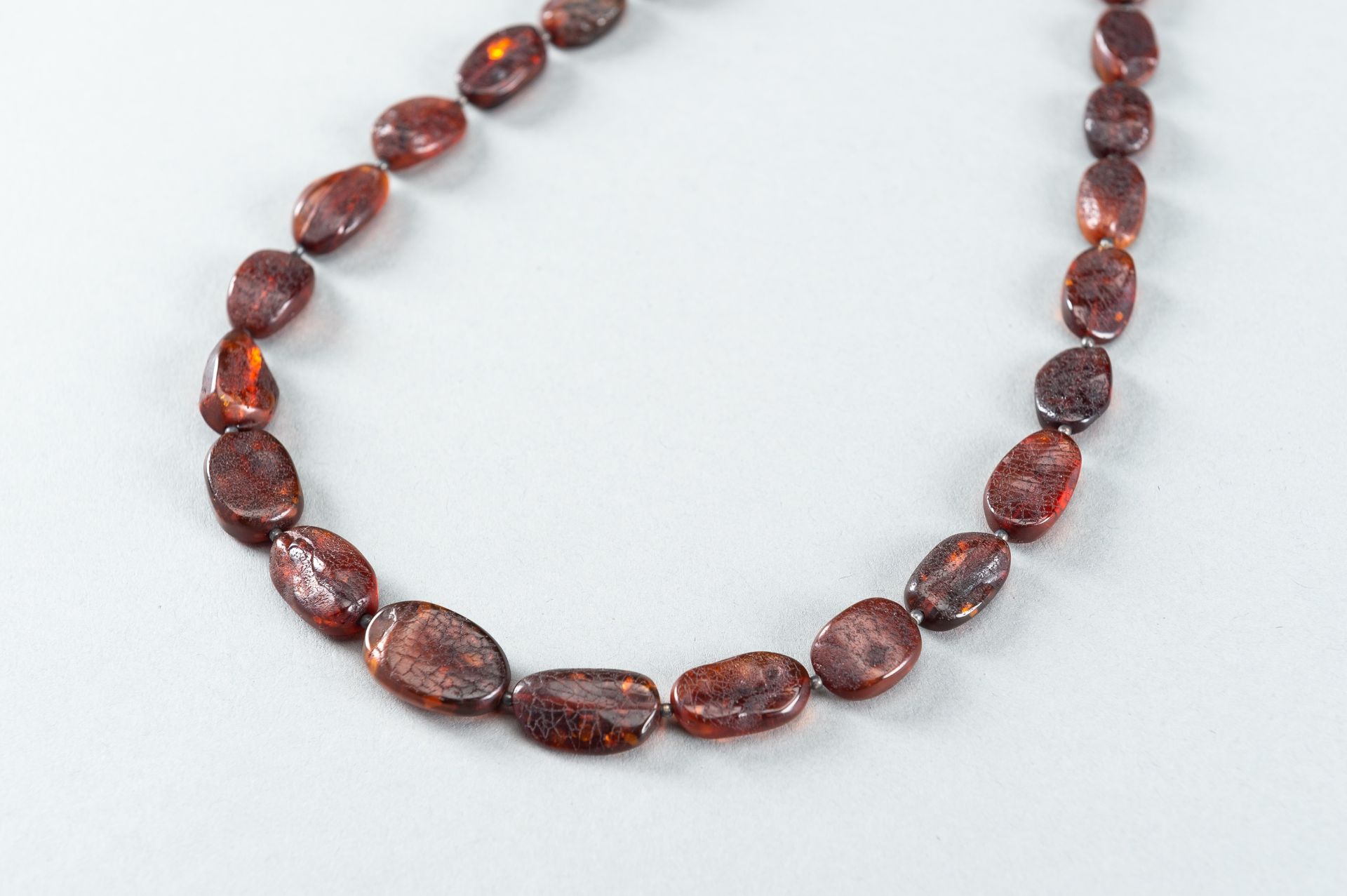 A FINE BURMESE AMBER NECKLACE - Bild 3 aus 8