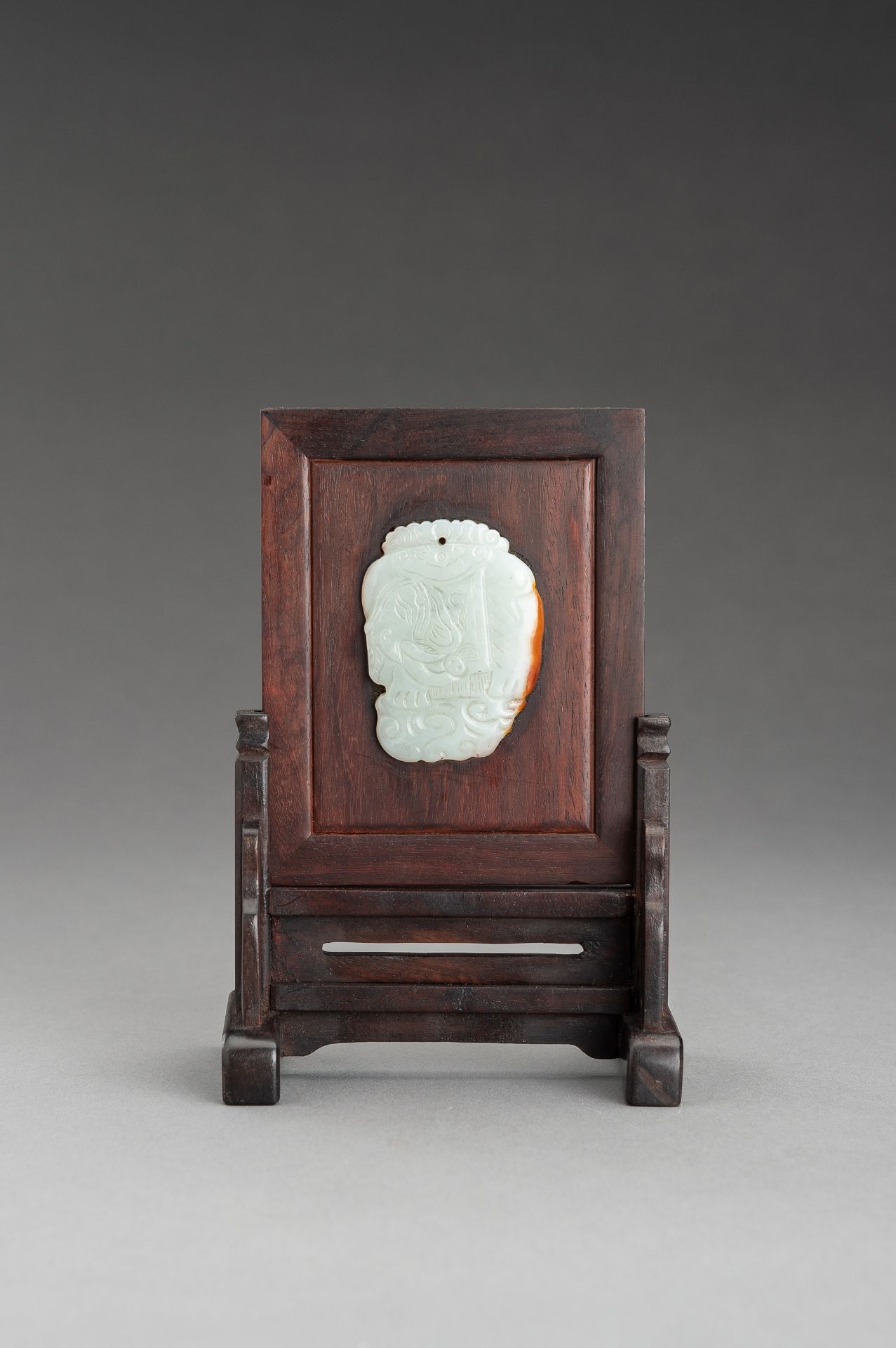 A SMALL WOOD TABLE SCREEN WITH PALE CELADON AND RUSSET JADE PLAQUE - Image 3 of 10