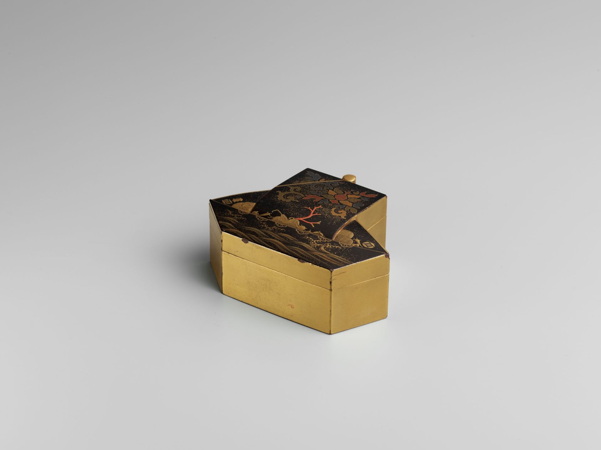 SATO: A RARE BLACK AND GOLD LACQUER KOBAKO AND COVER IN THE FORM OF THE TAKARABUNE (TREASURE SHIP) - Image 7 of 12