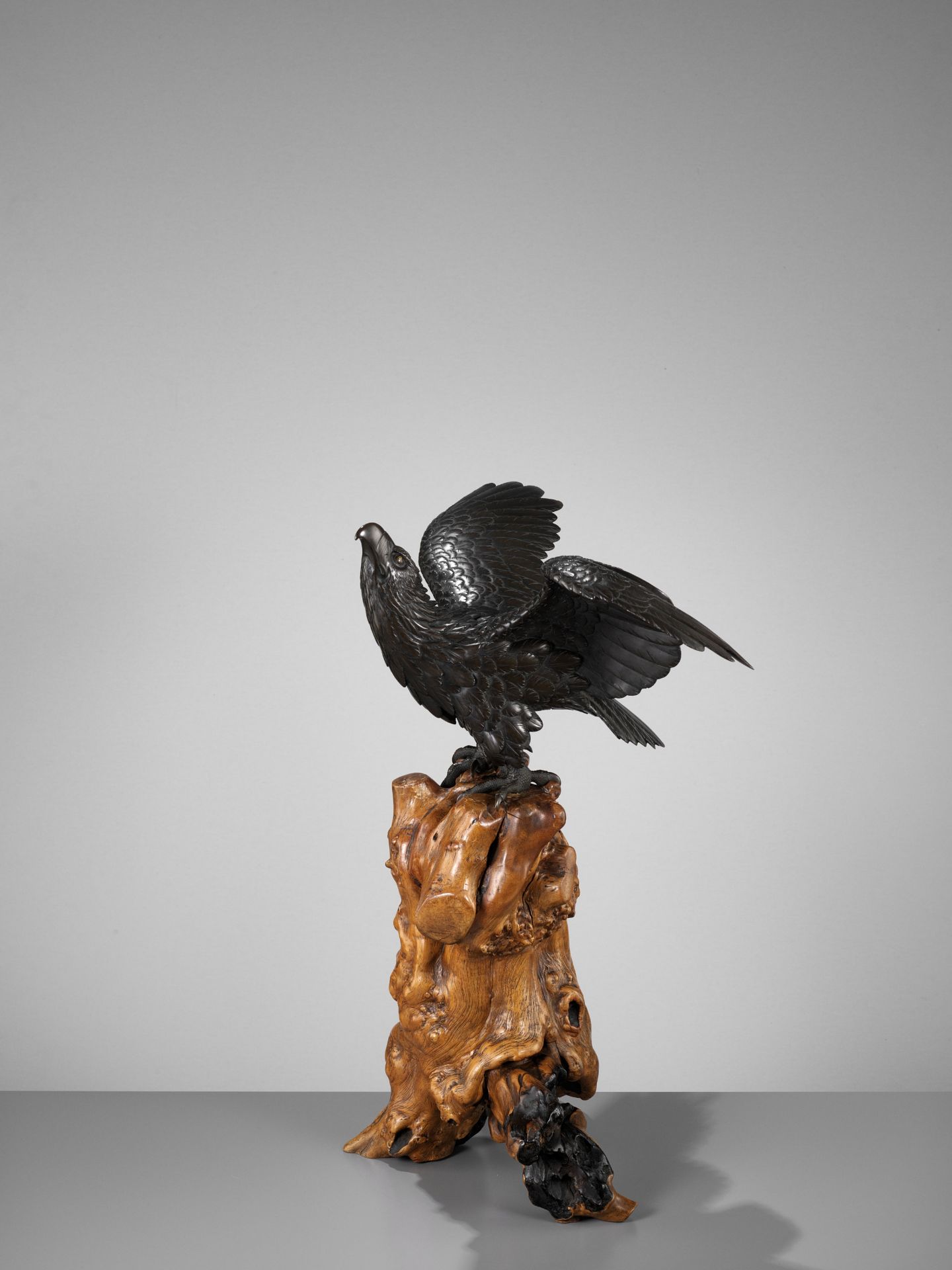 AKASOFU GYOKKO: AN IMPRESSIVE AND RARE BRONZE OKIMONO OF AN ASCENDING EAGLE - Bild 2 aus 18