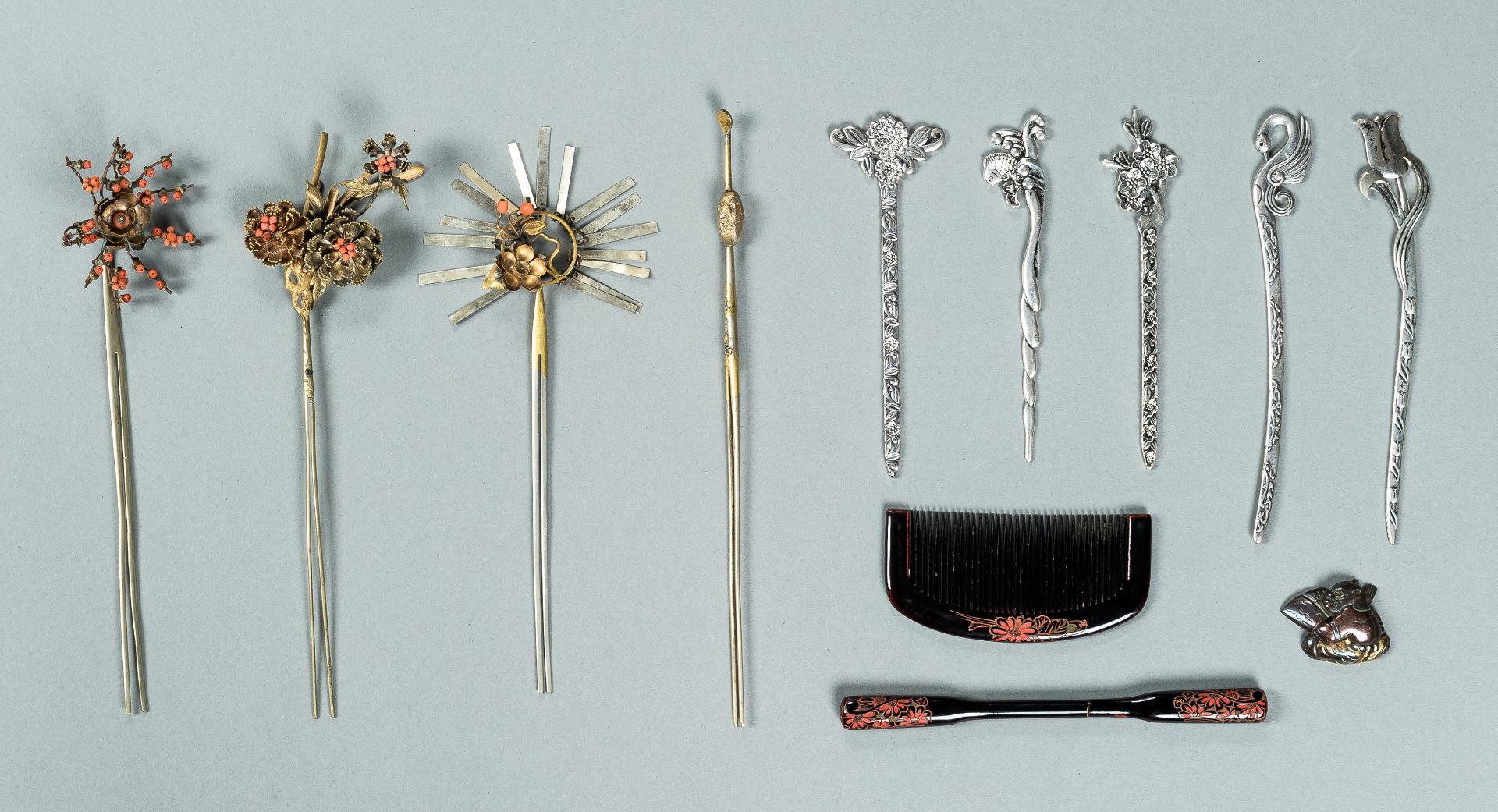 A GROUP OF TWELVE VANITY ITEMS, MEIJI