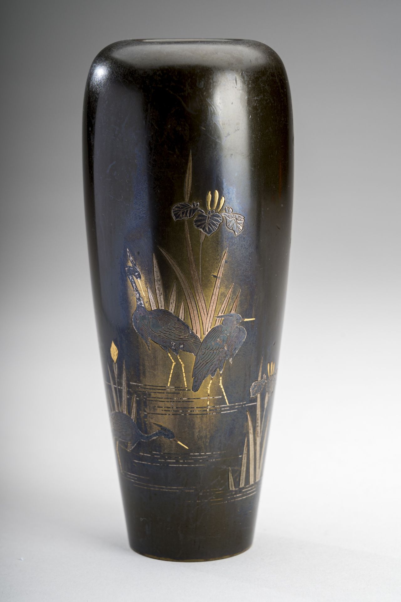 A PAIR OF INLAID BRONZE VASES WITH EGRETS, MEIJI - Image 3 of 9