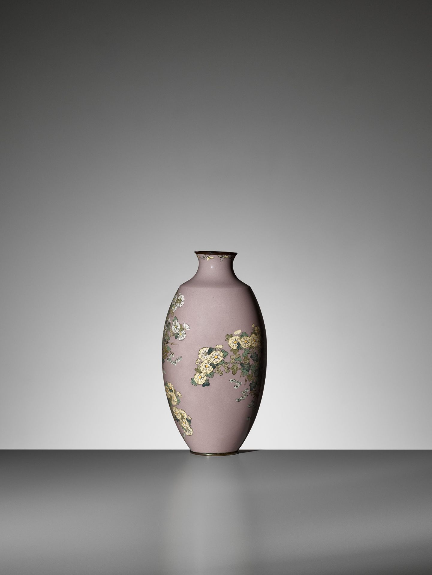 A CLOISONNE VASE WITH CHRYSANTHEMUMS - Bild 3 aus 10