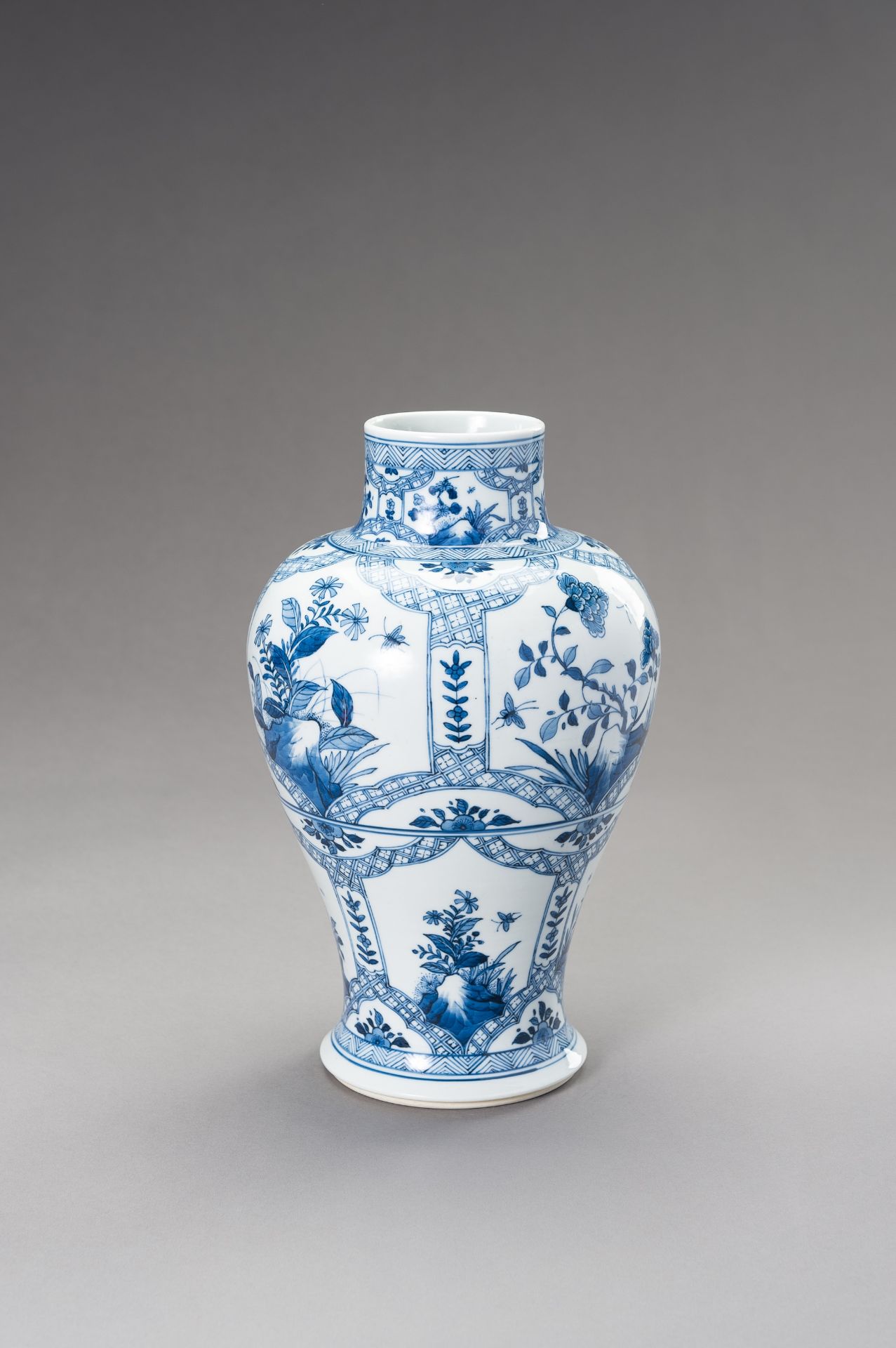 A BLUE AND WHITE MEI PING, QING DYNASTY - Bild 2 aus 10