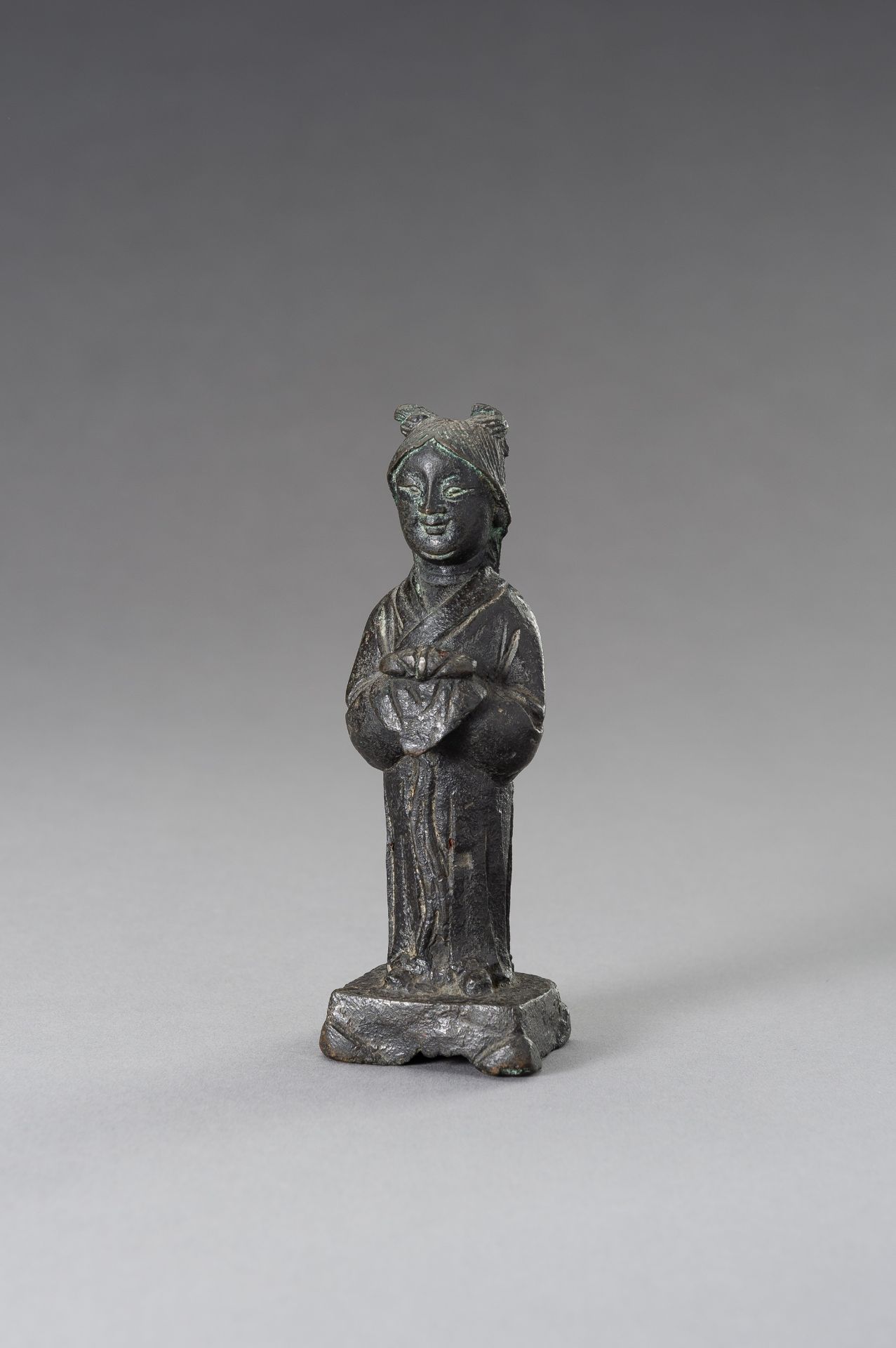 A MINIATURE BRONZE FIGURE OF A LADY, QING DYNASTY - Image 3 of 8