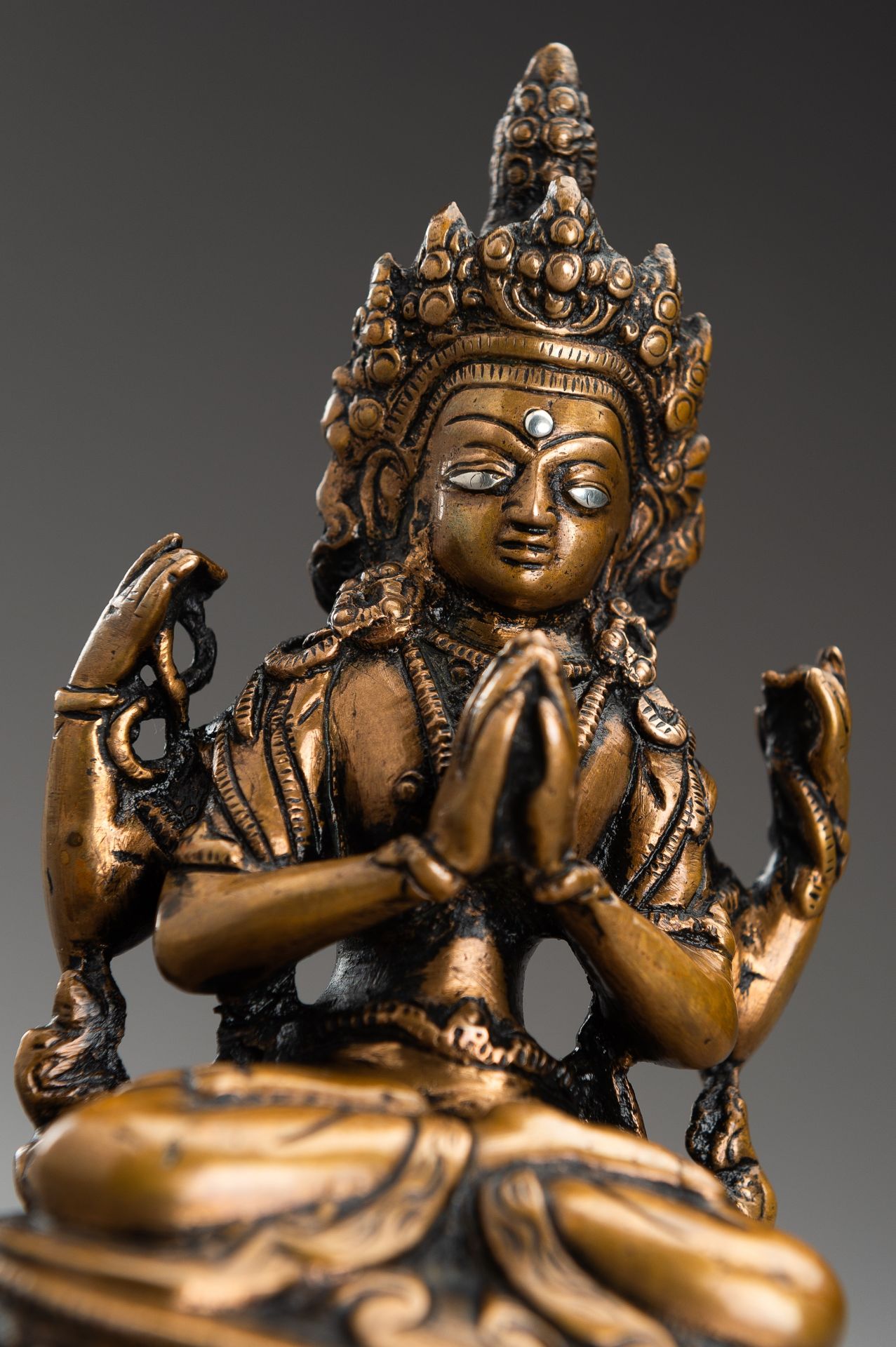 A SILVER INLAID BRONZE FIGURE OF AVALOKITESHVARA - Bild 4 aus 9