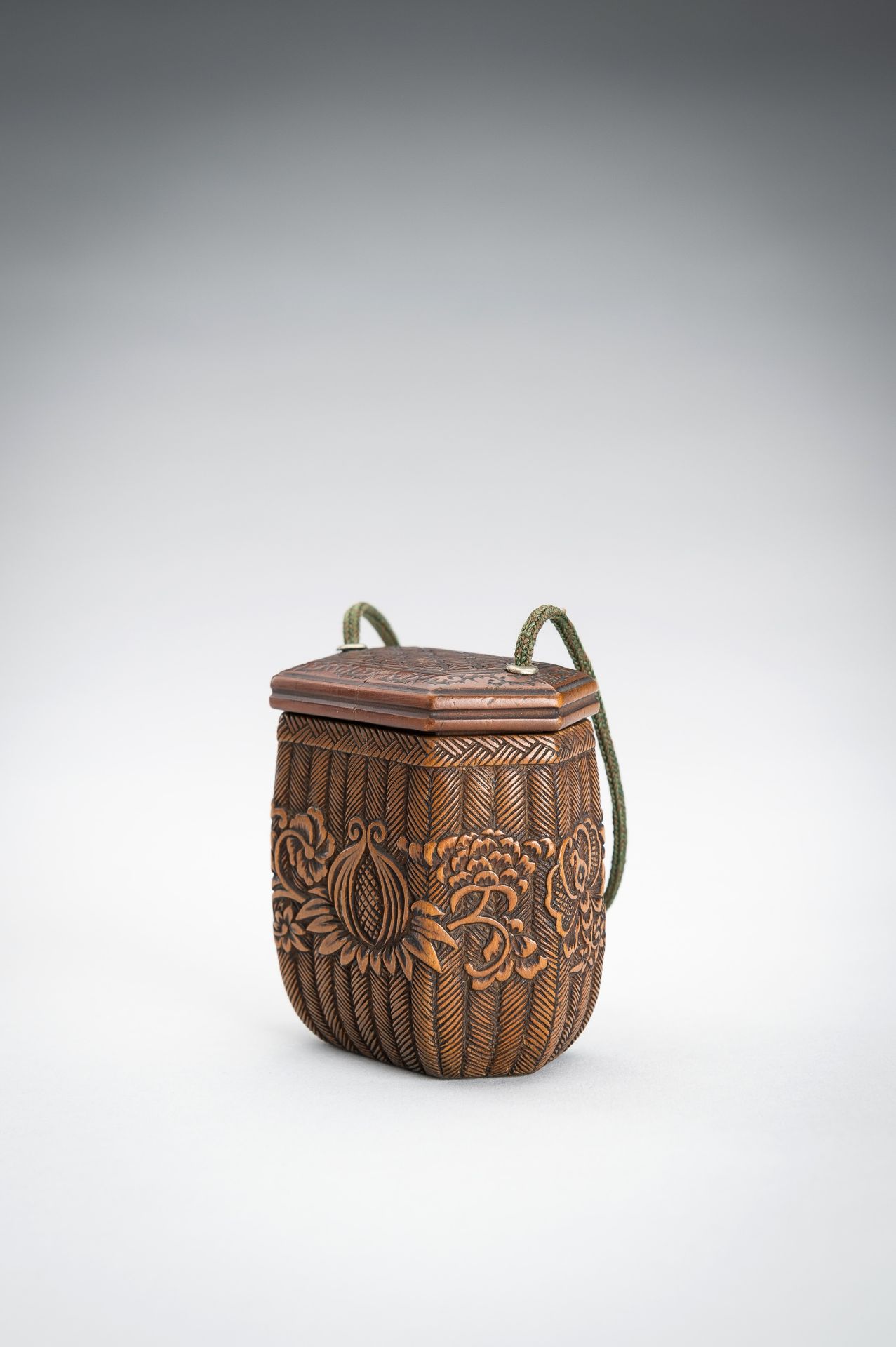 A MINIATURE BOXWOOD TONKOTSU IN SHAPE OF A WOVEN BASKET, EDO - Image 6 of 15