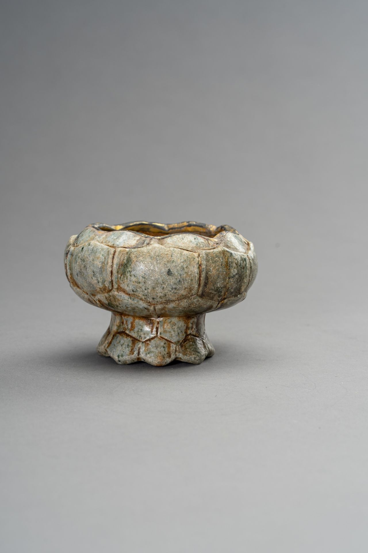 A MUGHAL-STYLE HARDSTONE 'LOTUS' INCENSE BURNER - Bild 2 aus 9