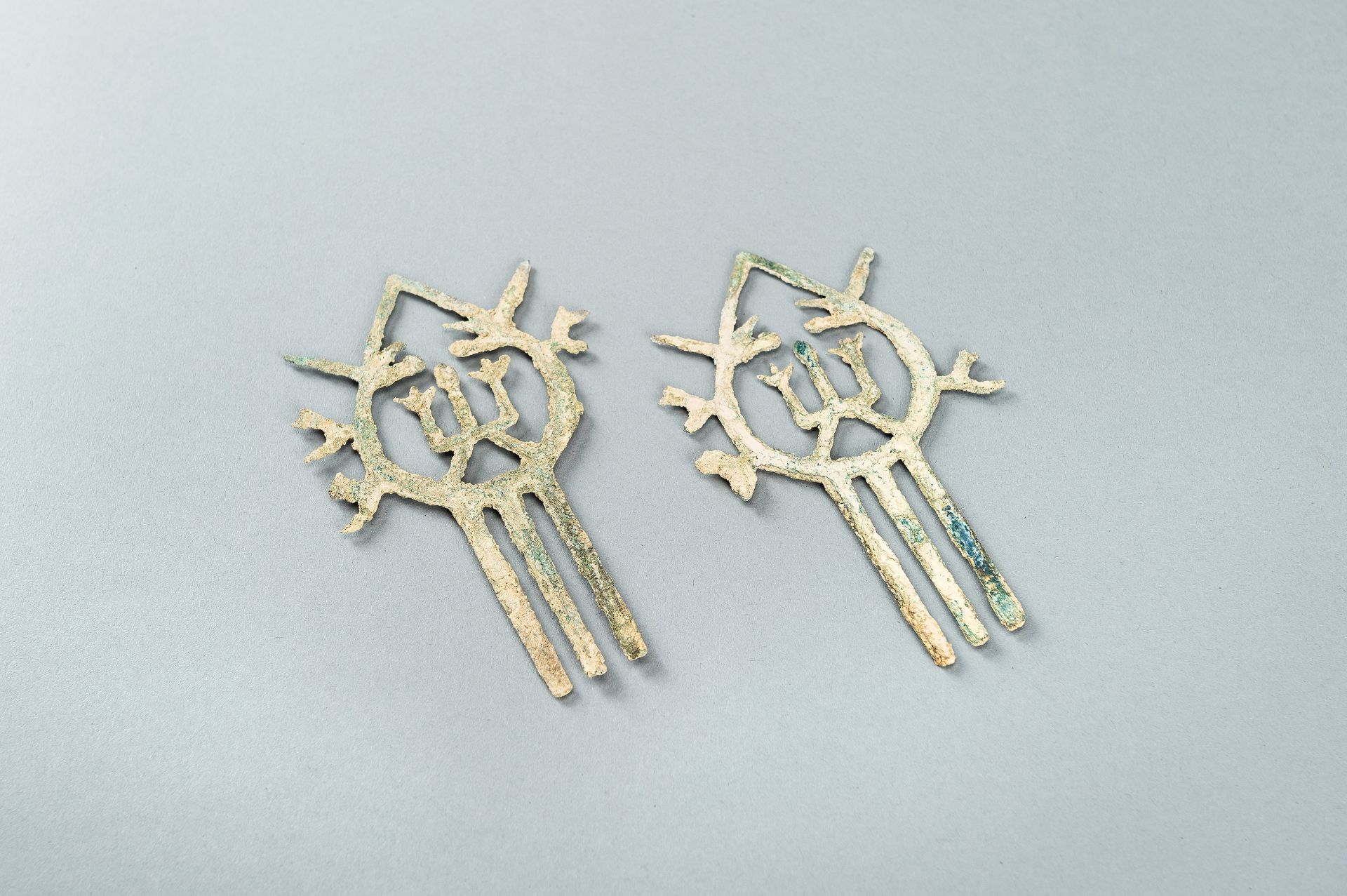 A PAIR OF BRONZE HAIRPINS, DONG SON CULTURE - Image 8 of 11