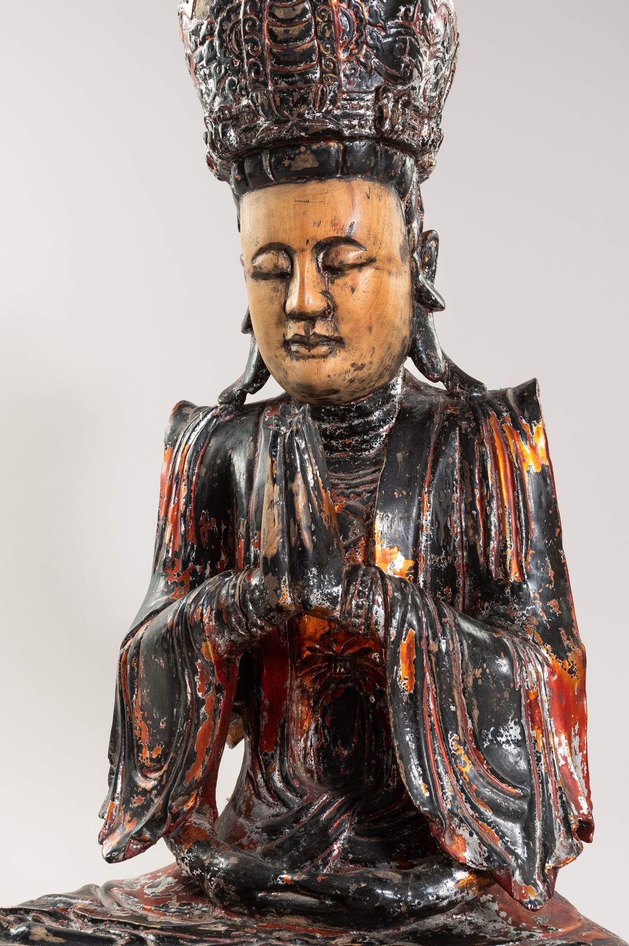 A VERY LARGE VIETNAMESE LACQUERED WOOD STATUE OF QUAN AM - Image 11 of 17