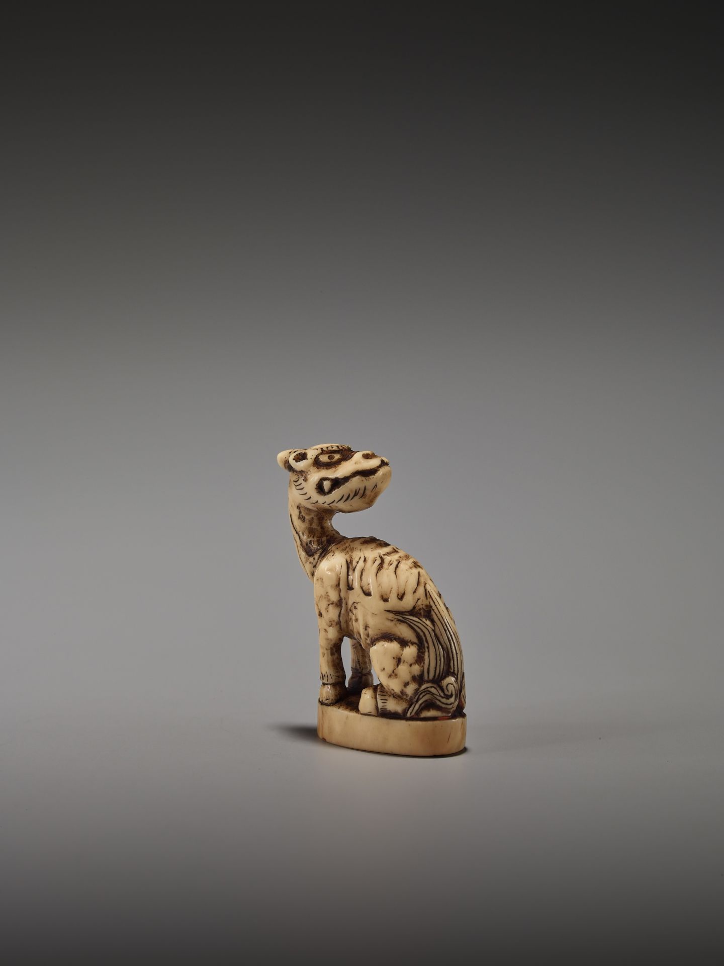 A RARE MARINE IVORY INGYO NETSUKE OF A KIRIN - Bild 5 aus 8