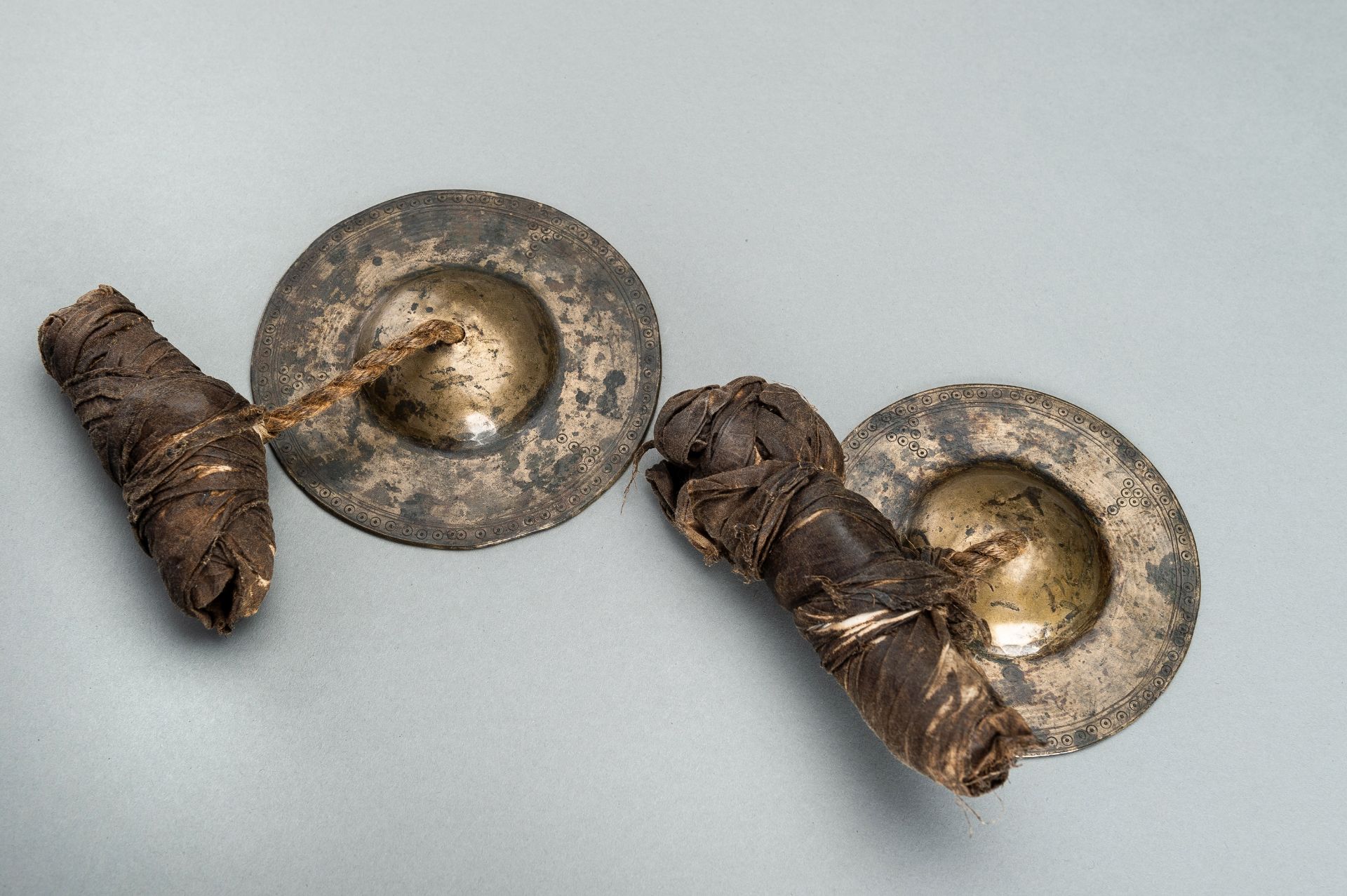 A RARE PAIR OF BRONZE CYMBALS, 19th CENTURY - Image 10 of 10