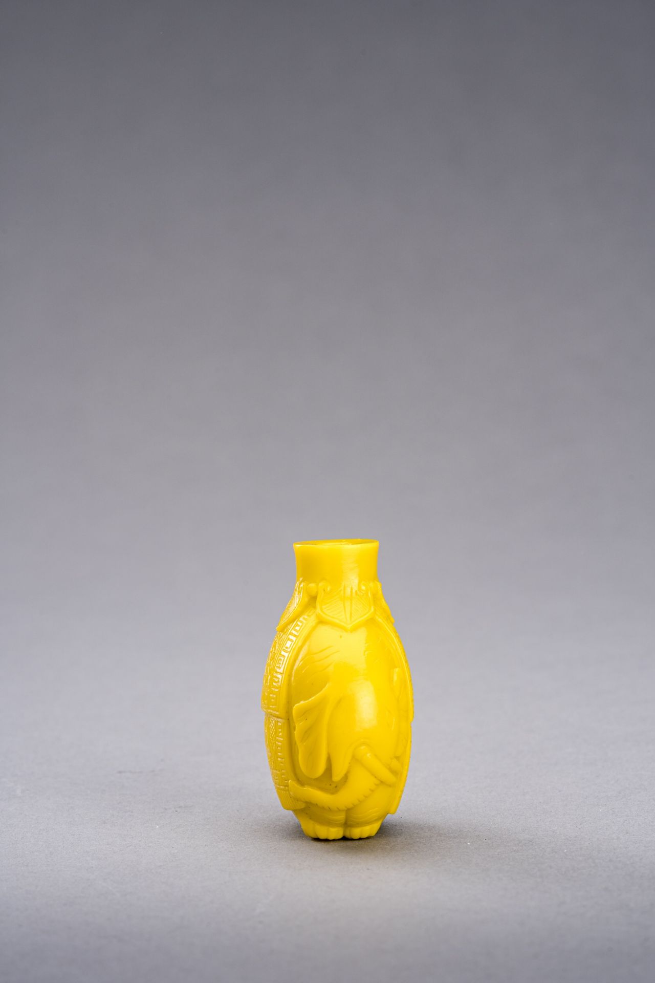 A YELLOW GLASS 'CAPARISONED ELEPHANT' SNUFF BOTTLE, c. 1920s - Image 2 of 6