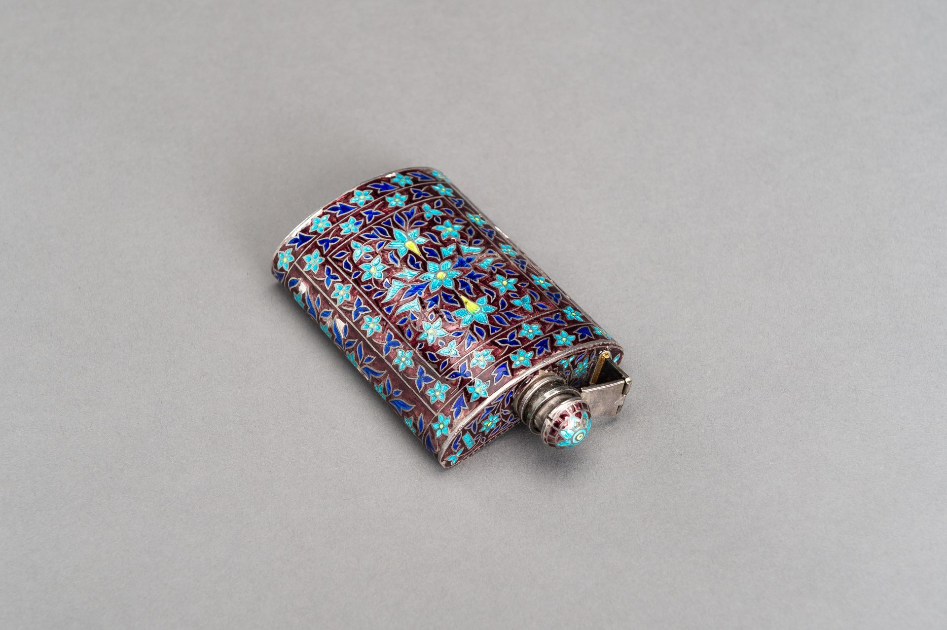 A MUGHAL STYLE ENAMELED SILVER HIP FLASK - Bild 4 aus 13