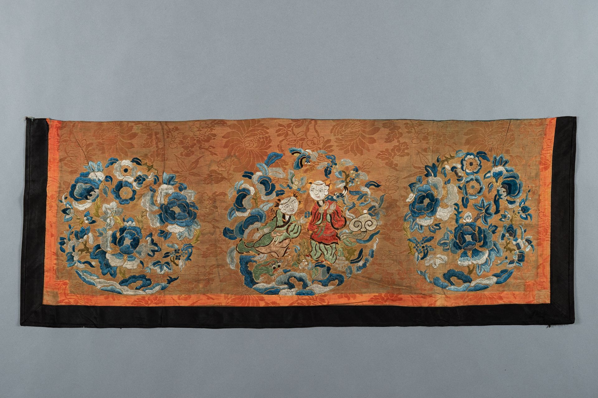 A LOT WITH TWO SILK TEXTILES, QING - Bild 2 aus 12