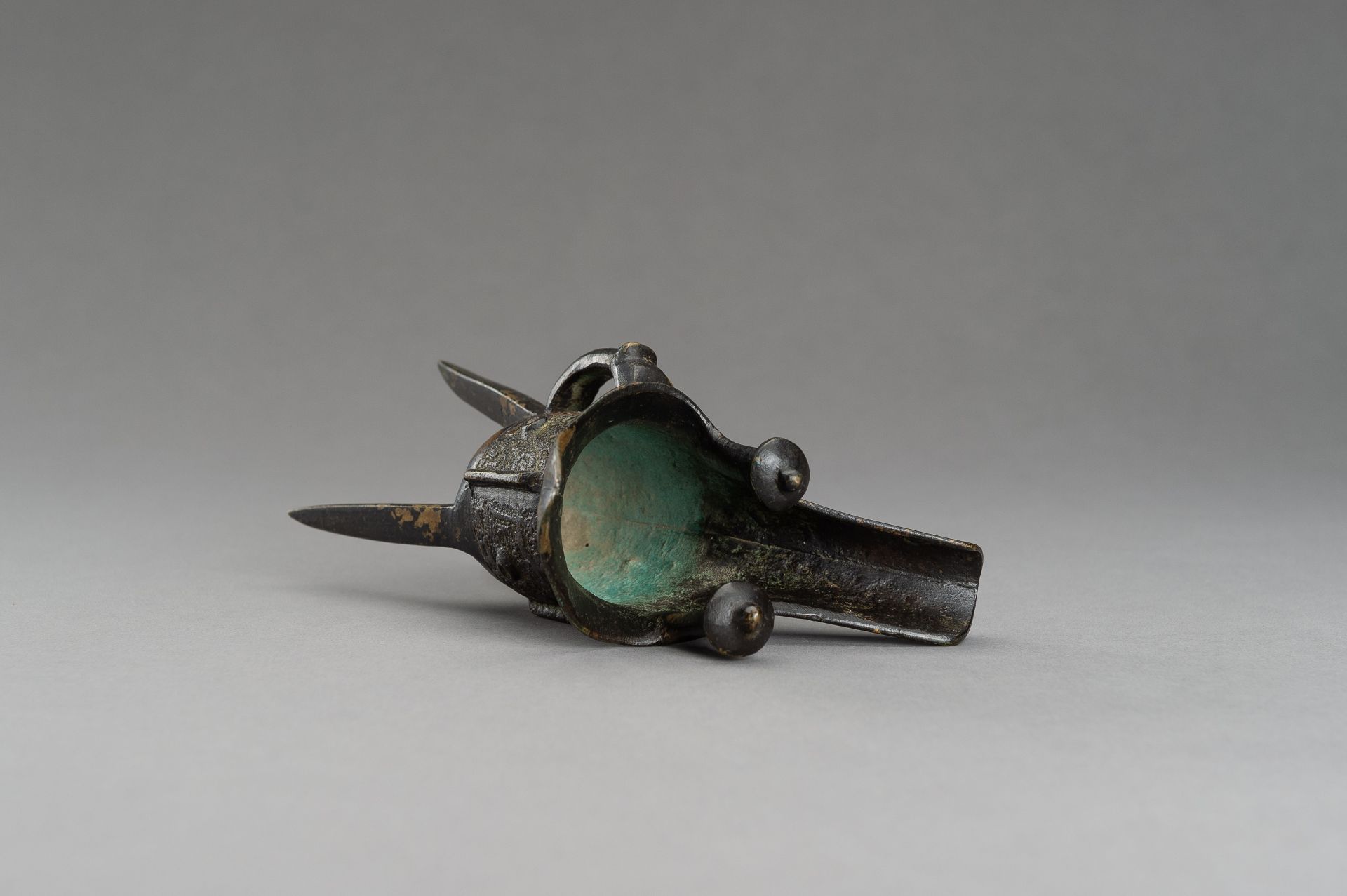 AN ARCHAISTIC SHANG STYLE BRONZE RITUAL TRIPOD WINE VESSEL, JUE - Image 7 of 8