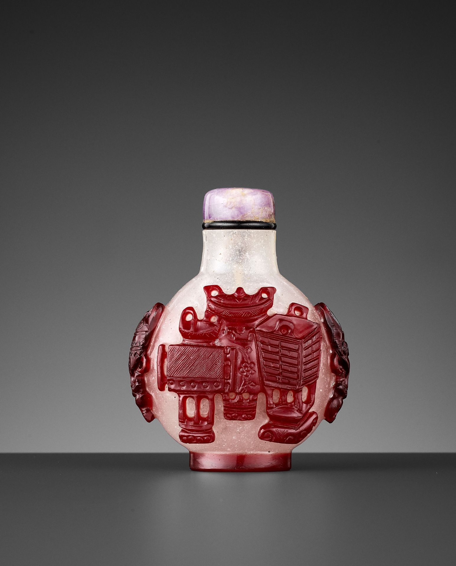 A RUBY-RED OVERLAY 'ANTIQUE TREASURES' GLASS SNUFF BOTTLE, QING DYNASTY
