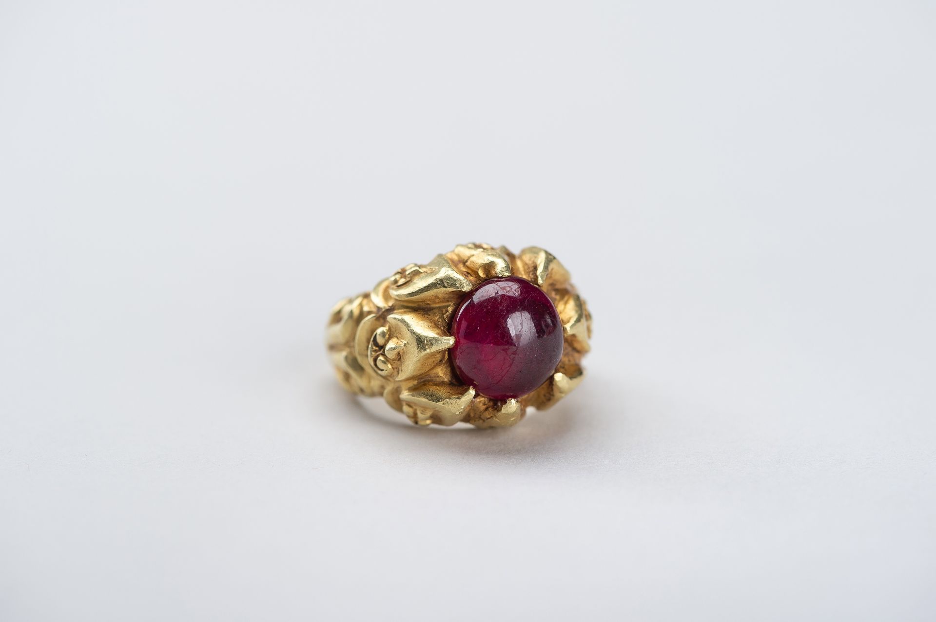 A BURMESE GOLD RING WITH 3 CARAT RUBY - Image 4 of 10