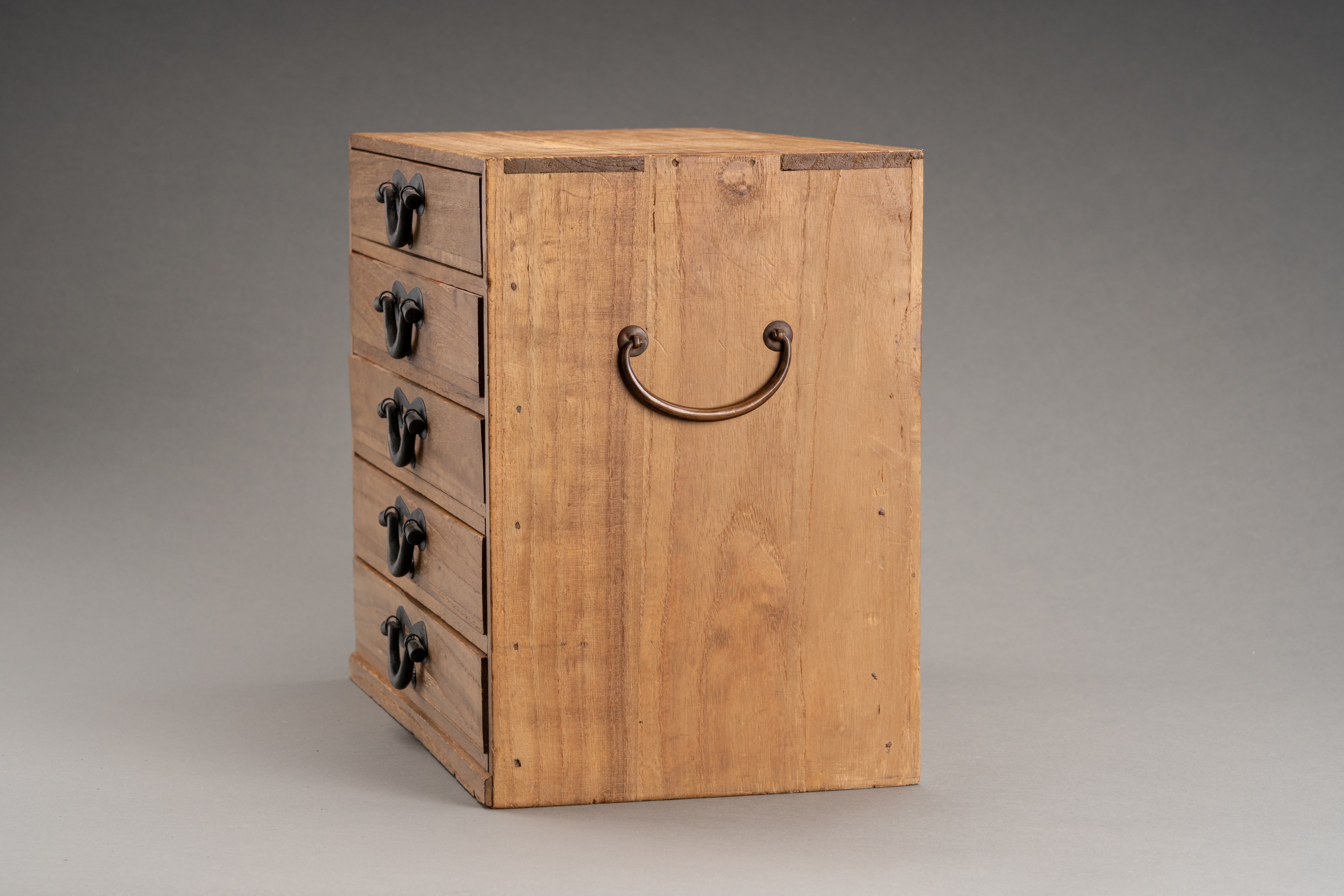 A WOODEN JAPANESE STORAGE BOX WITH 5 DRAWERS - Image 6 of 8