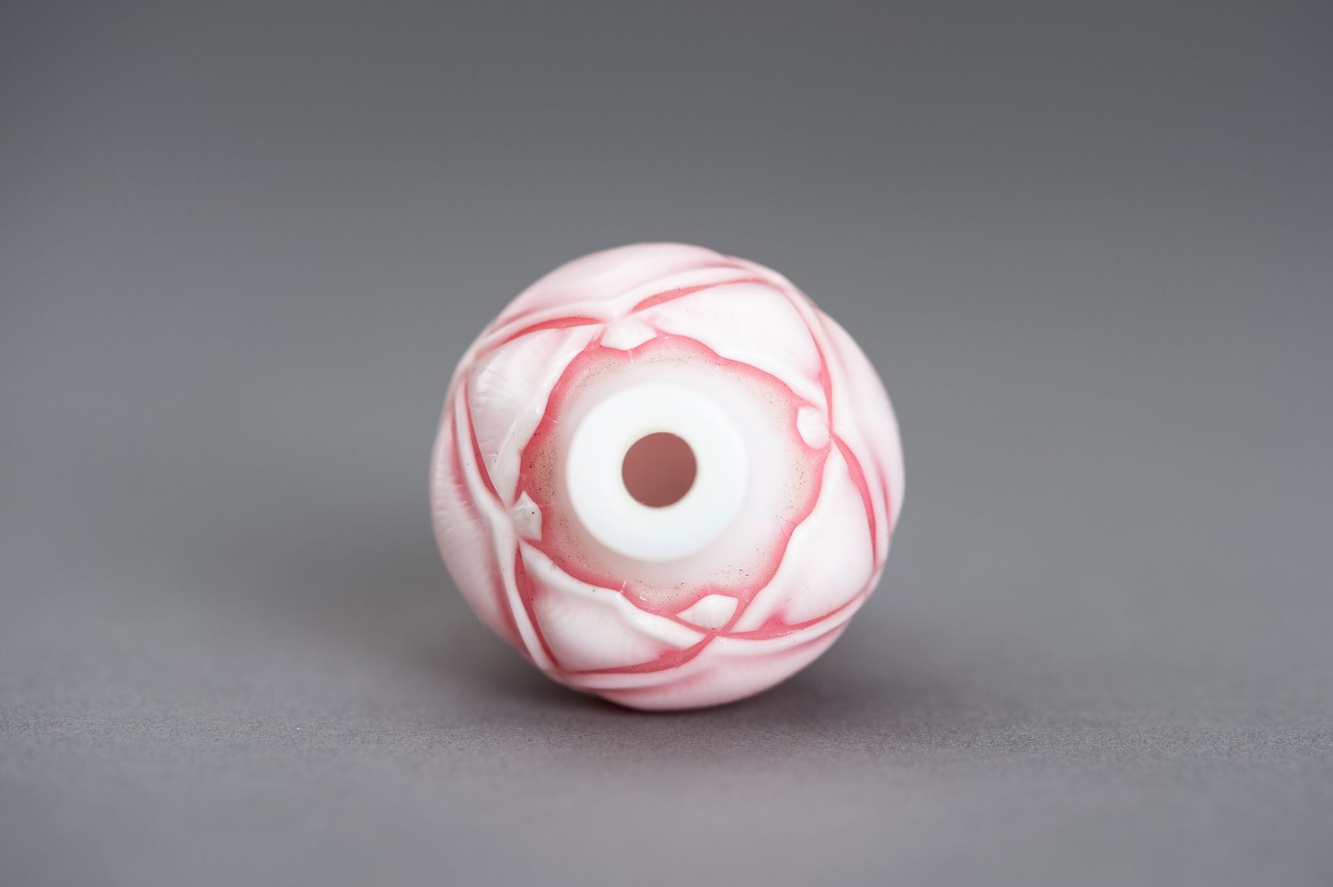 A SANDWICHED PINK GLASS 'LOTUS' SNUFF BOTTLE - Image 10 of 11