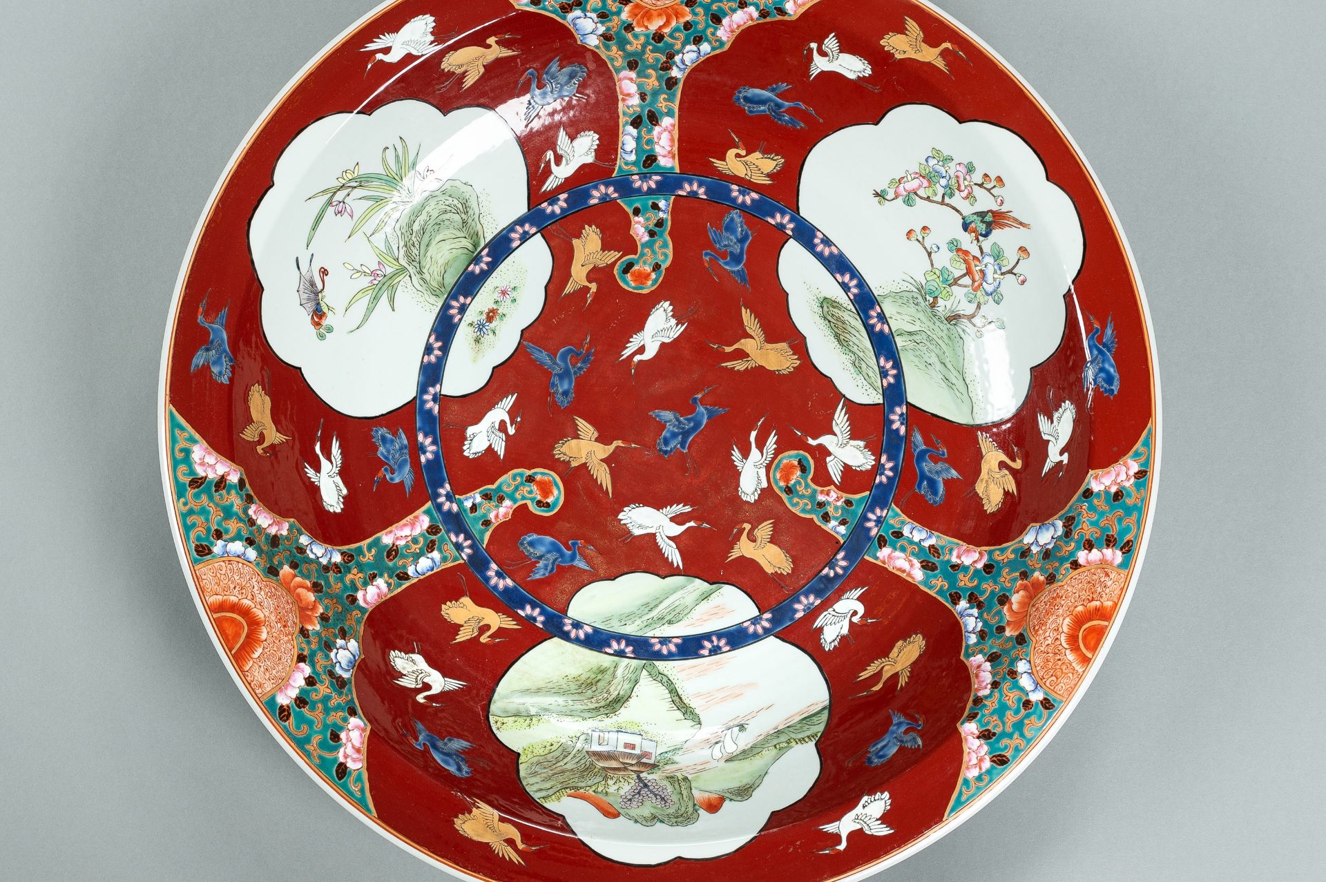 A MASSIVE ENAMELED IMARI PORCELAIN CHARGER, MEIJI - Image 2 of 10