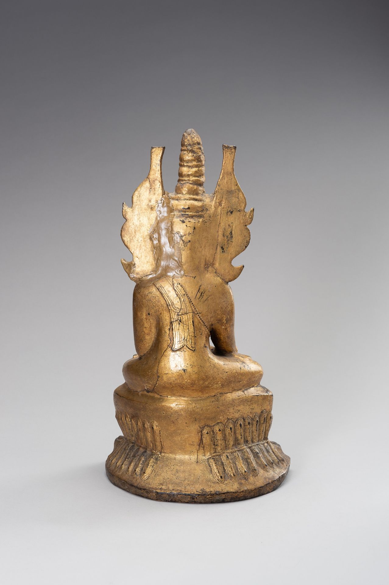 A GOLD LACQUERED WOOD FIGURE OF BUDDHA - Bild 6 aus 11