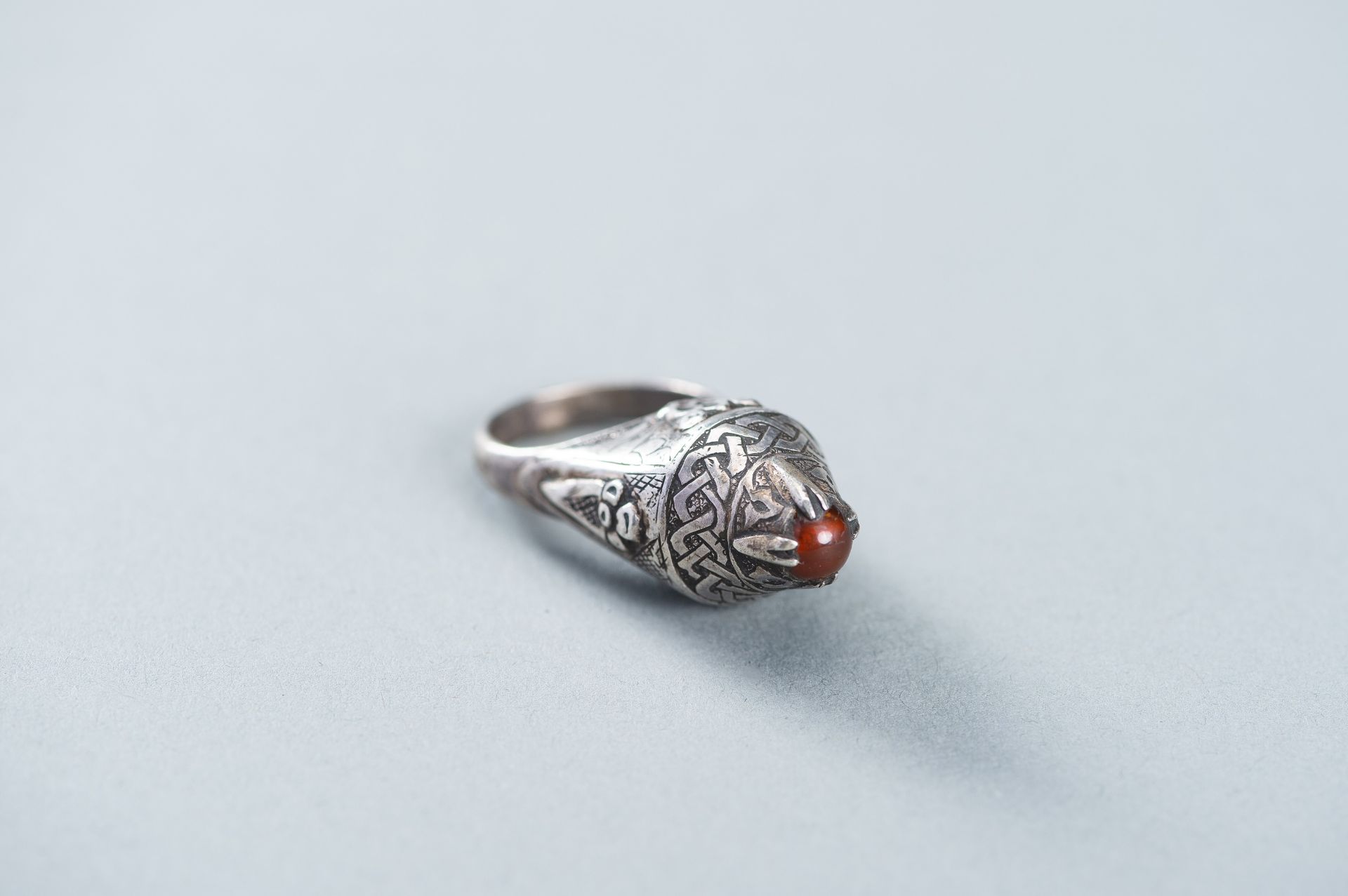 AN AGATE INSET PERSIAN SILVER RING - Image 2 of 10