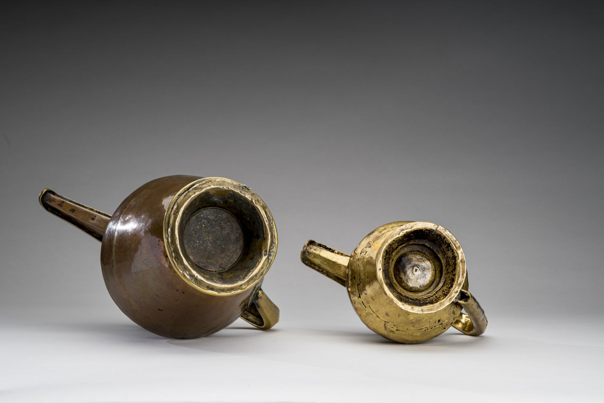 A PARCEL-GILT COPPER 'MONK'S CAP' EWER AND A BRASS EWER, 19th CENTURY - Image 7 of 7