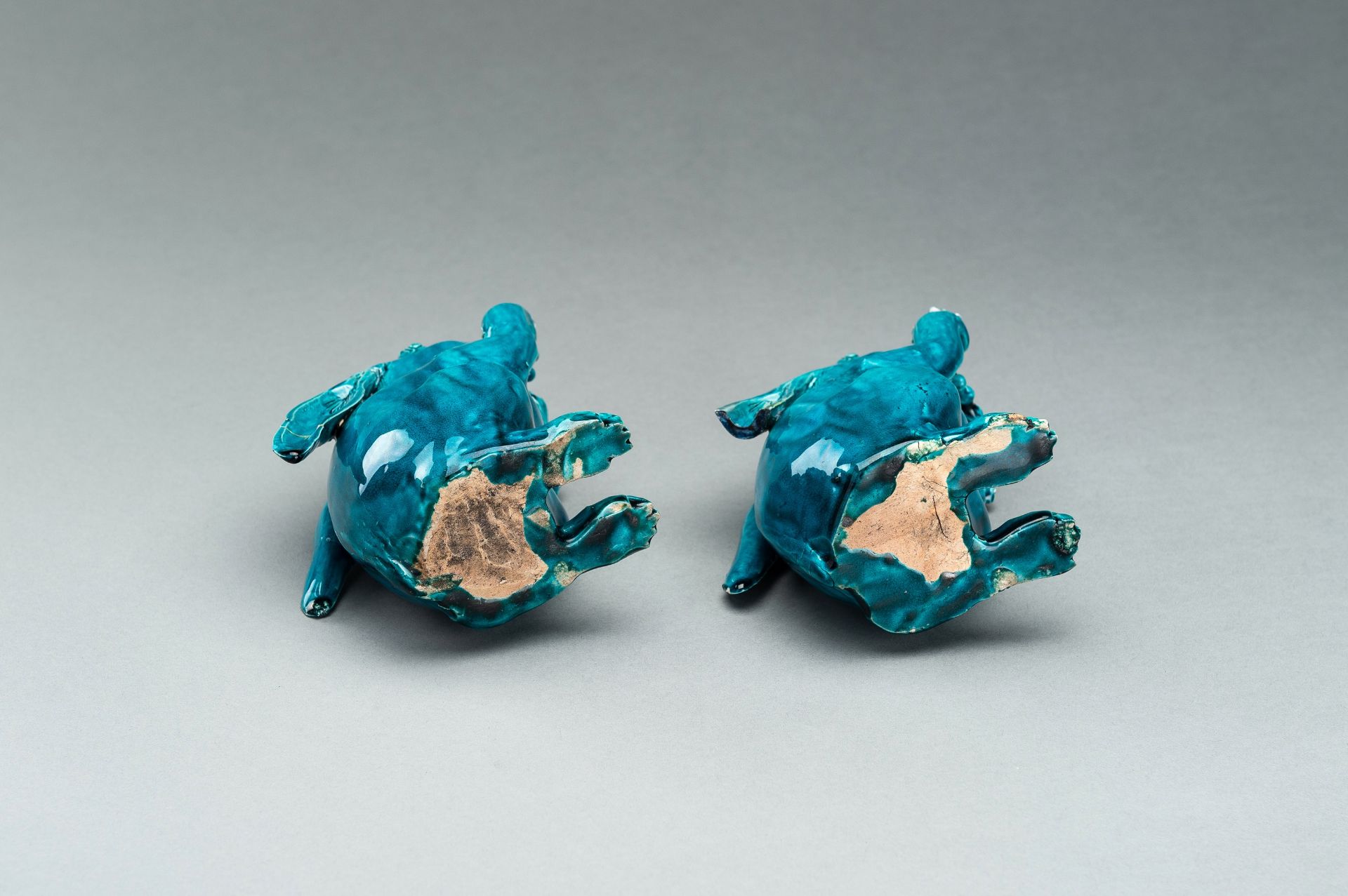 A PAIR OF TURQUOISE GLAZED CERAMIC FIGURES OF RABBITS EATING BERRIES - Image 10 of 10