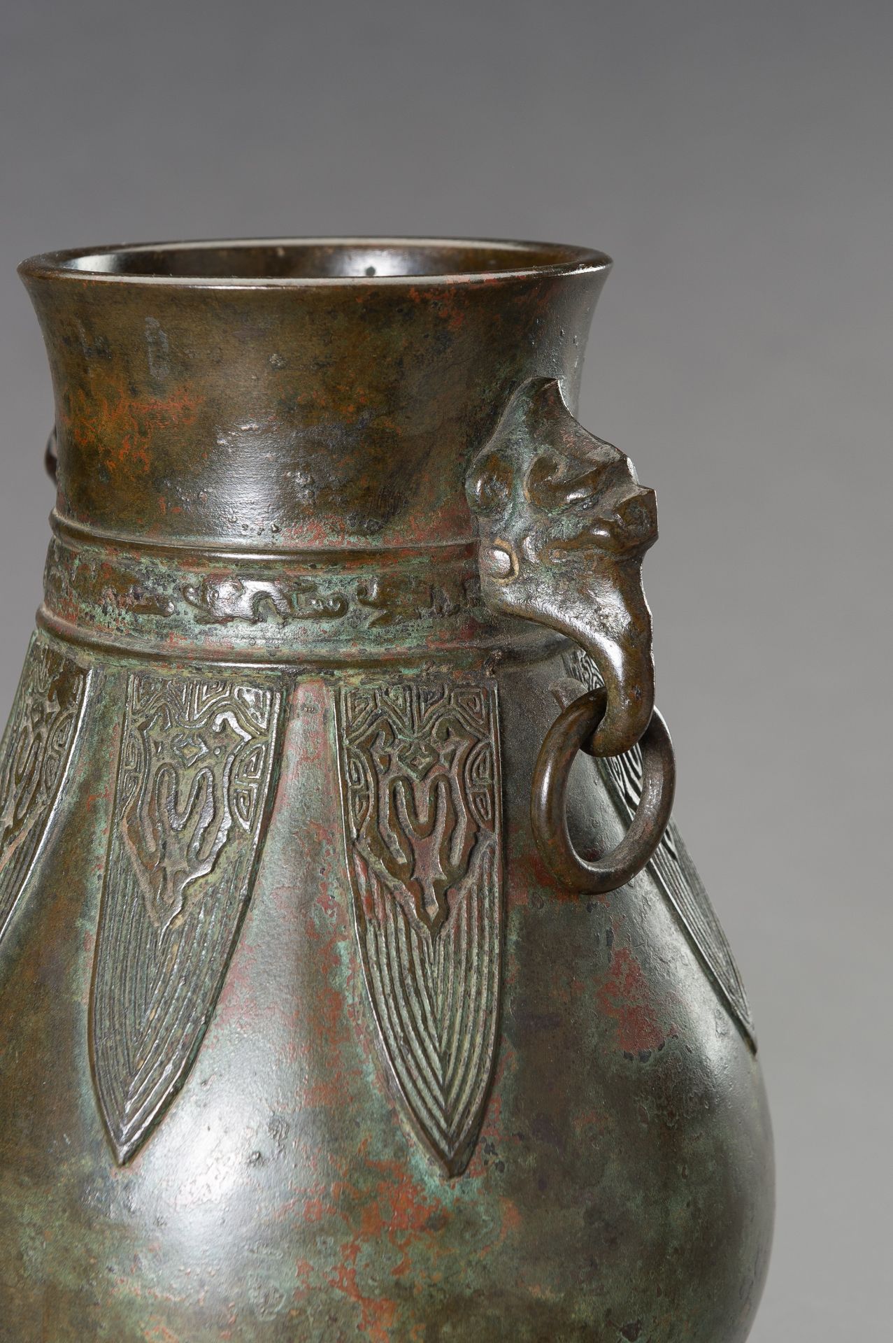 AN ARCHAISTIC BRONZE VASE - Image 2 of 9