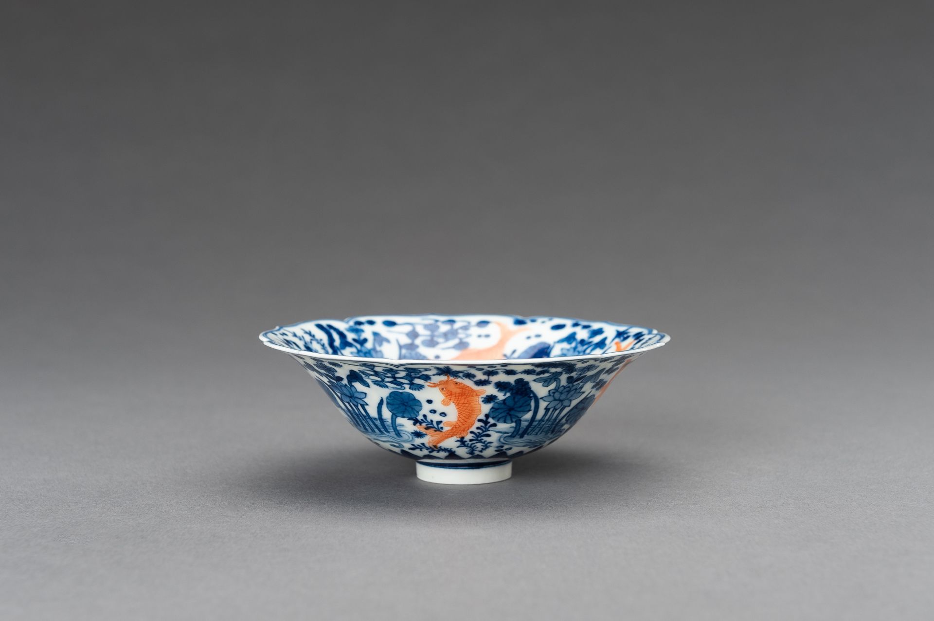 A FINE BLUE AND WHITE 'GOLDFISH' PORCELAIN BOWL, c. 1920s - Bild 8 aus 15