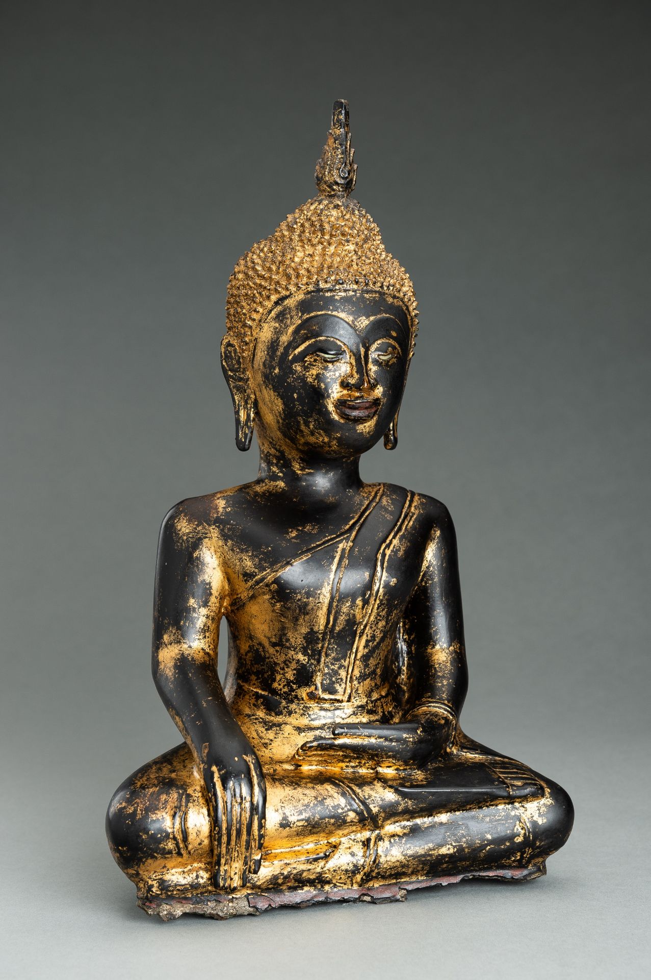 A GOLD LACQUERED BRONZE FIGURE OF BUDDHA - Image 4 of 12