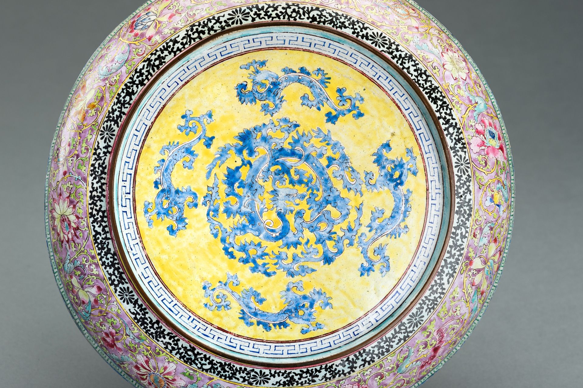 AN FINE YANGCAI ENAMEL 'HORSES' DISH, QING - Bild 10 aus 13