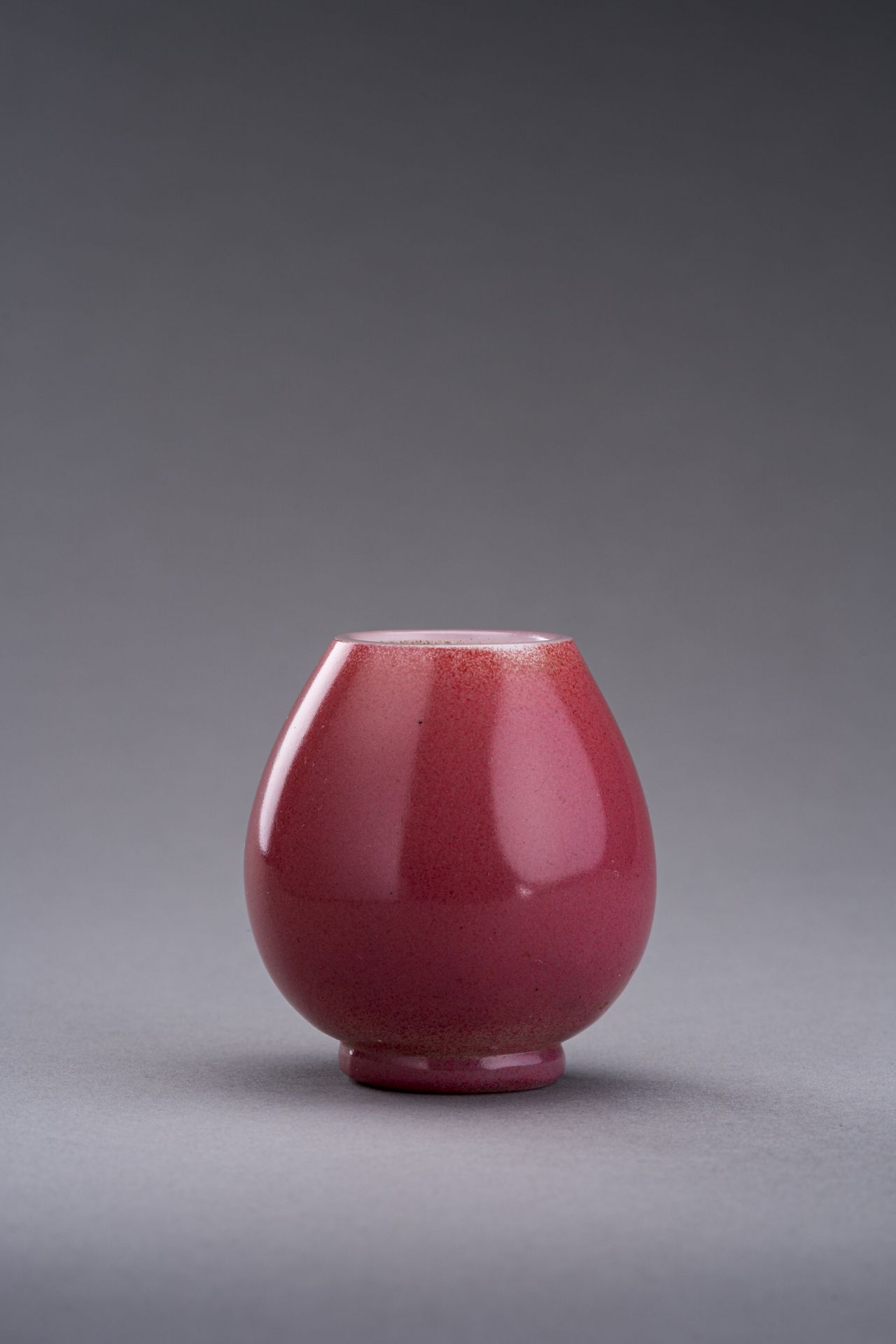 A SMALL PINK PEKING GLASS WATERPOT, DAOGUANG MARK AND POSSIBLY OF PERIOD - Bild 2 aus 7