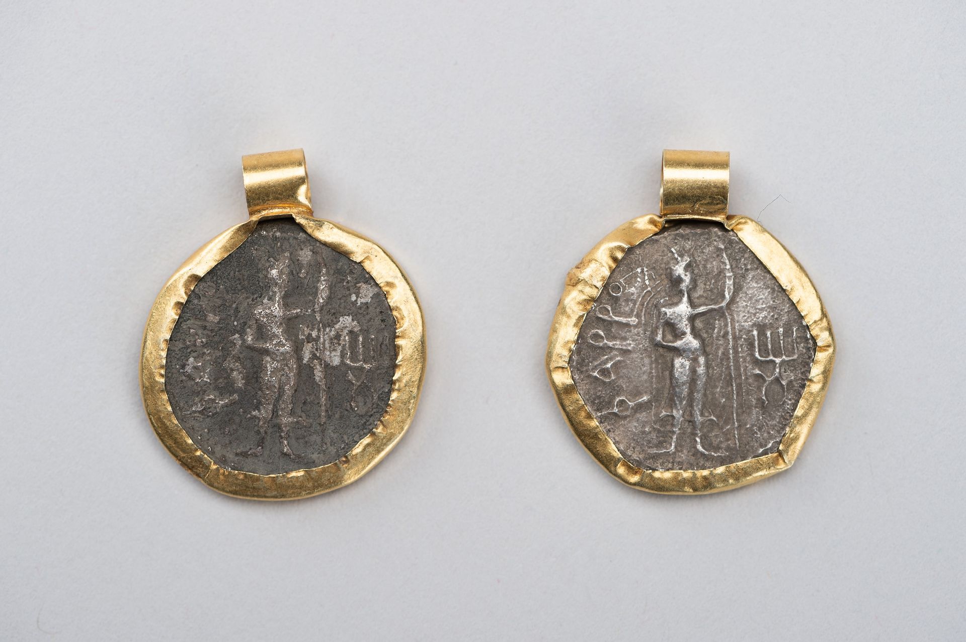 A PAIR OF 'KANISHKA SILVER COIN' PENDANTS - Bild 7 aus 9