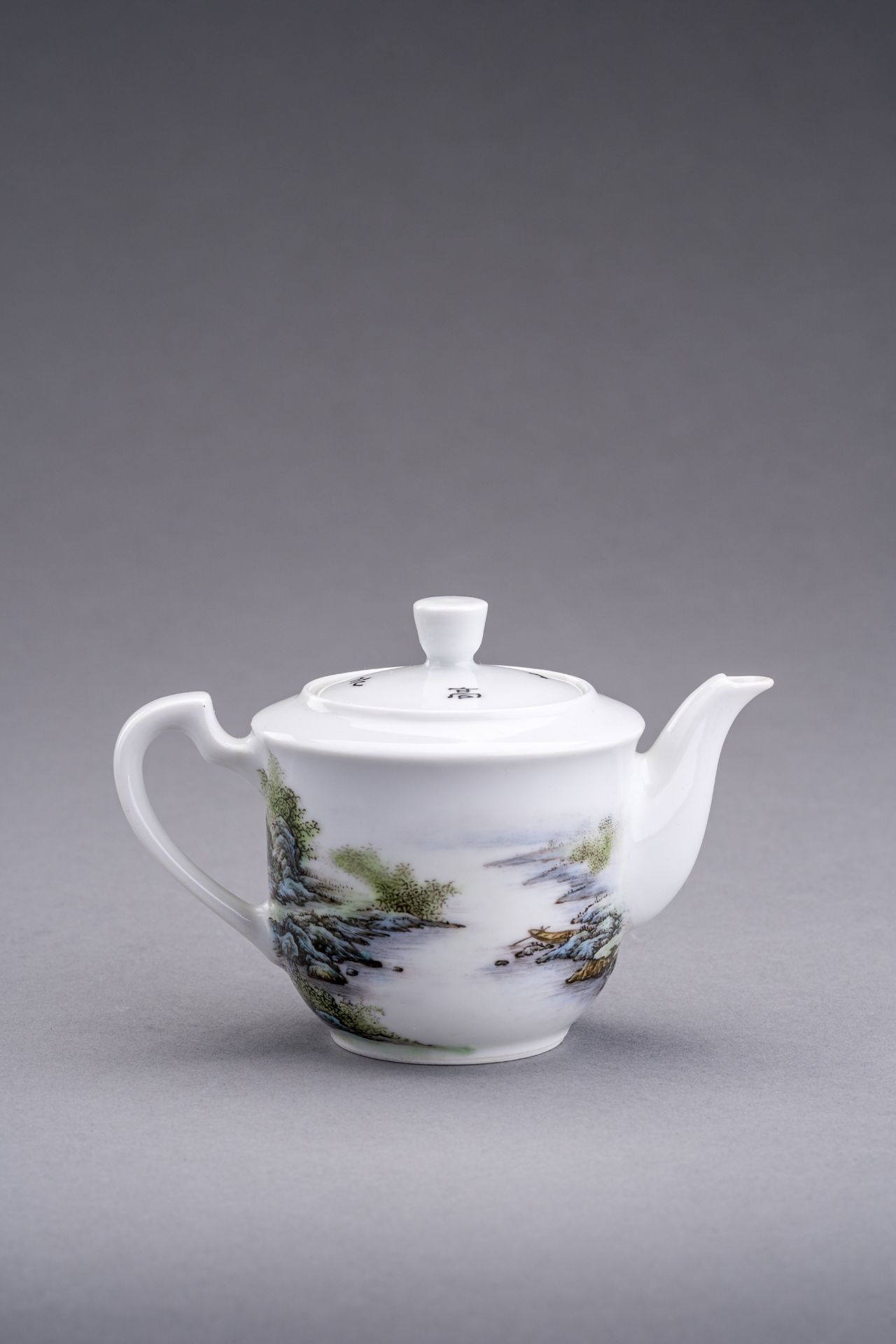 A SMALL ENAMELED PORCELAIN TEAPOT - Bild 6 aus 10