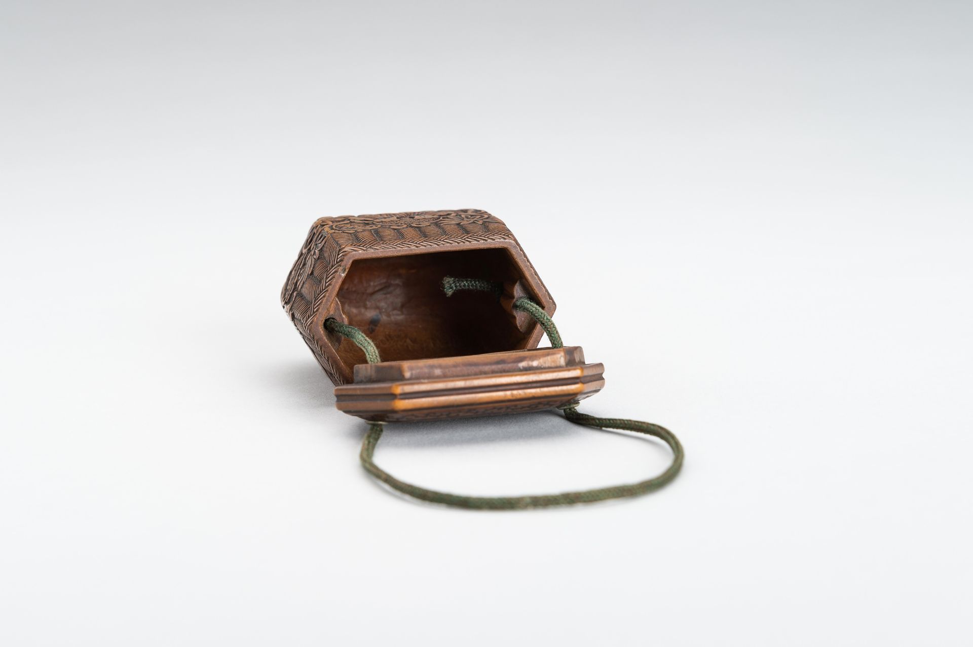 A MINIATURE BOXWOOD TONKOTSU IN SHAPE OF A WOVEN BASKET, EDO - Image 15 of 15