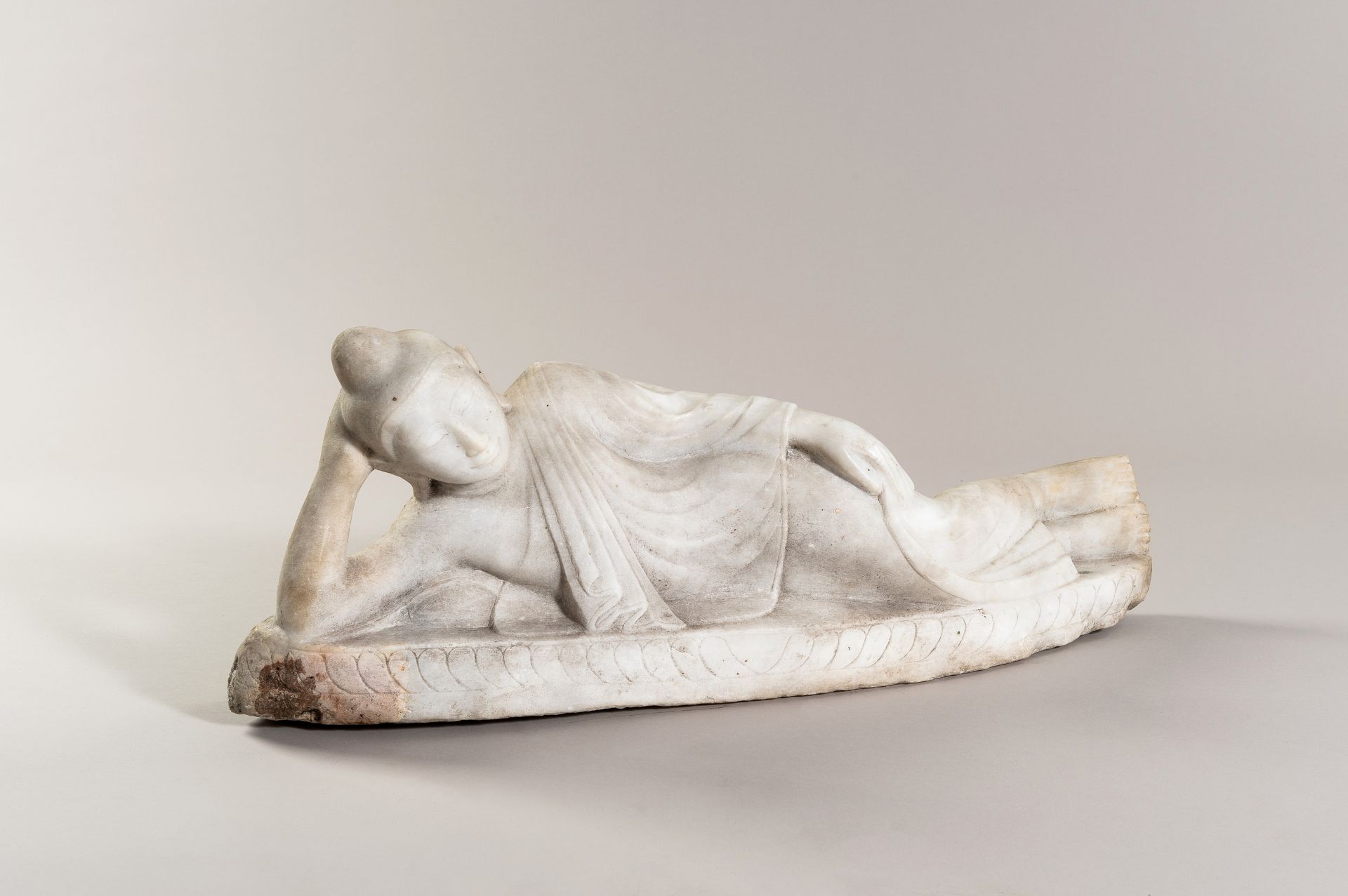 A LARGE MARBLE STATUE OF A RECUMBENT BUDDHA, c. 1920s - Bild 6 aus 14