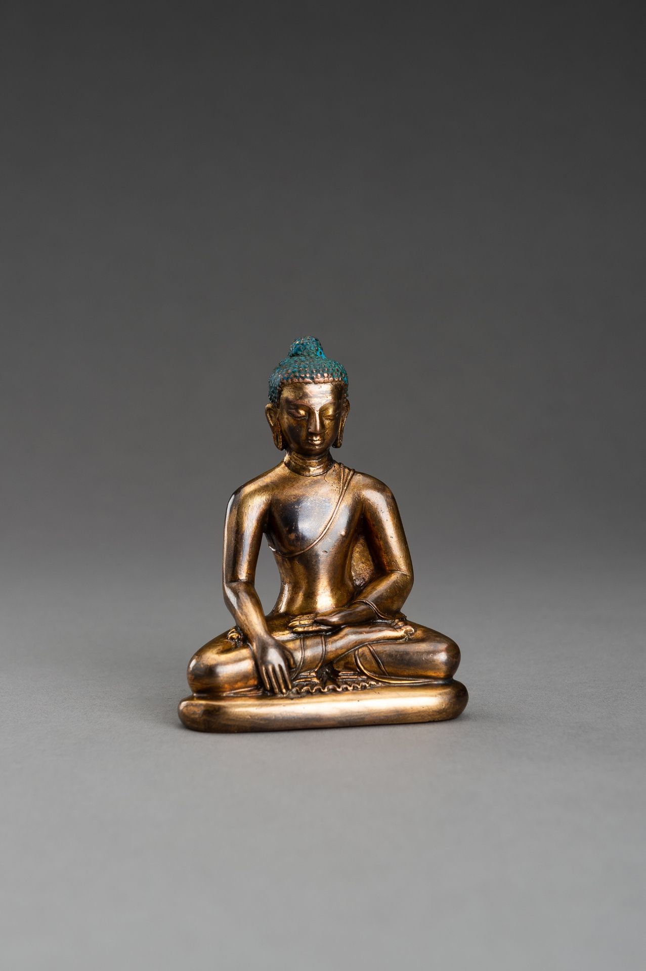 A NEPALI COPPER-BRONZE FIGURE OF BUDDHA - Bild 4 aus 9