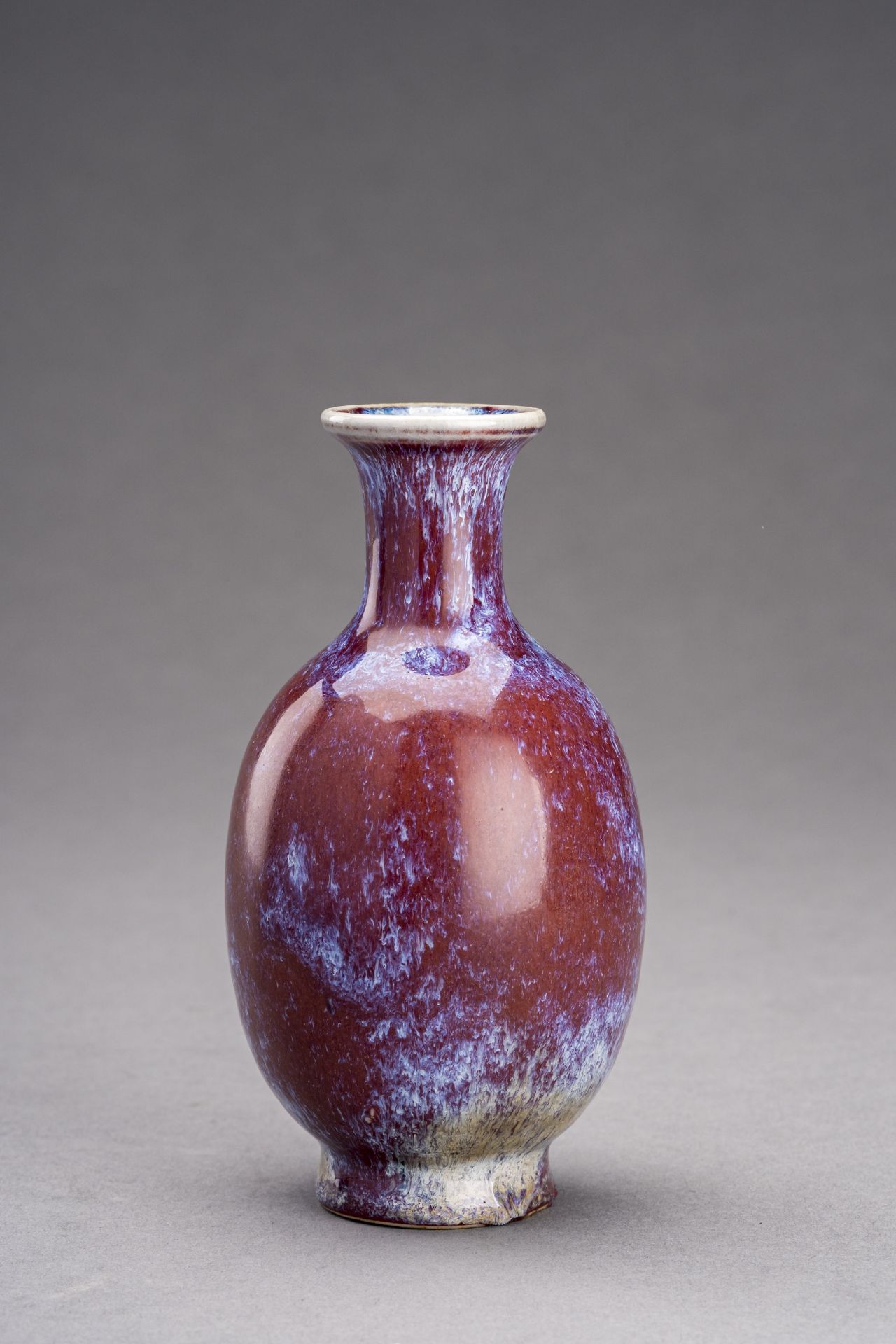 A SMALL FLAMBE GLAZED PORCELAIN VASE, 1900s - Image 4 of 6