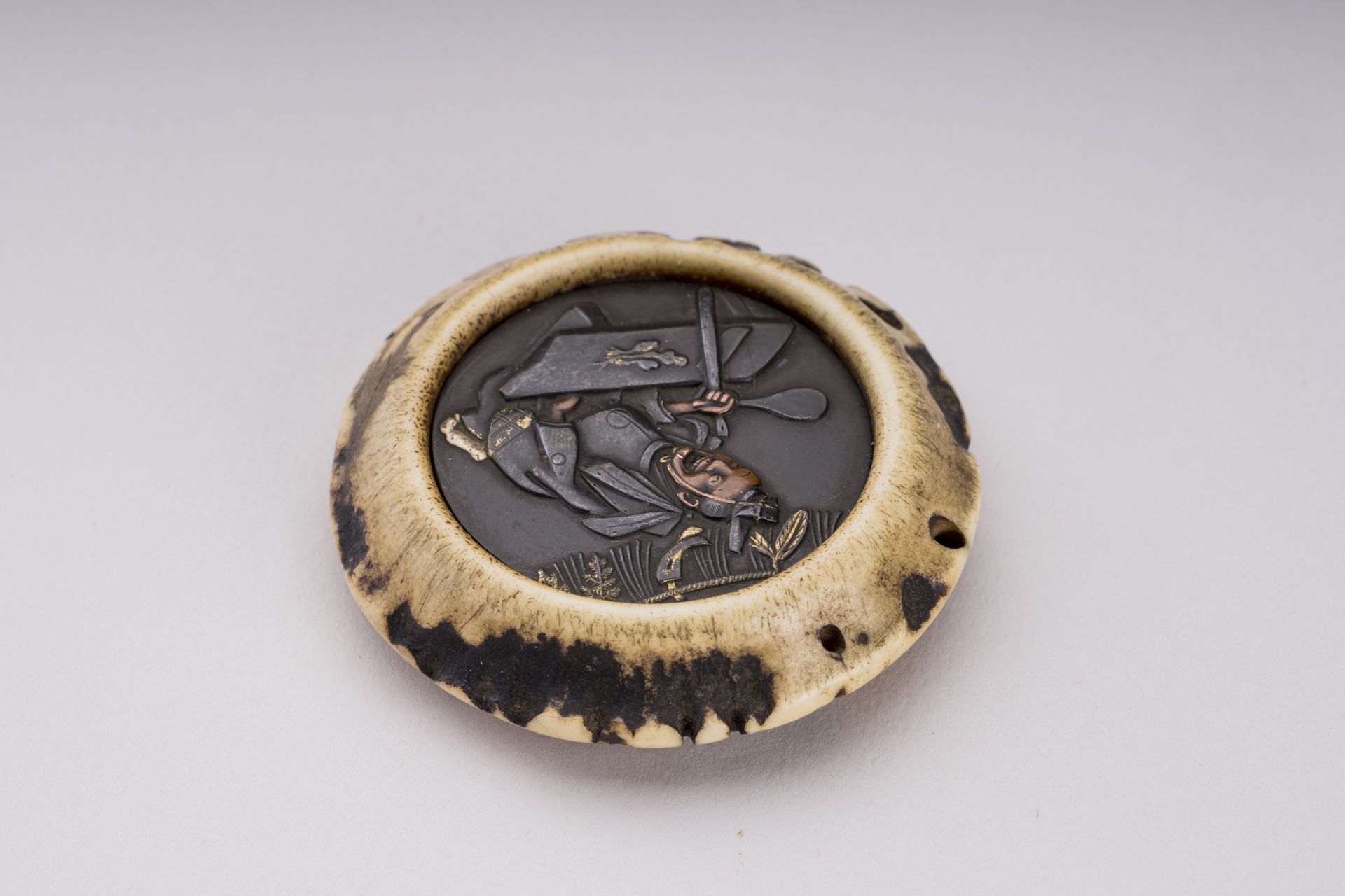 A STAG-ANTLER AND SHIBUICHI KAGAMIBUTA DEPICTING A COOK, EDO PERIOD - Image 4 of 5