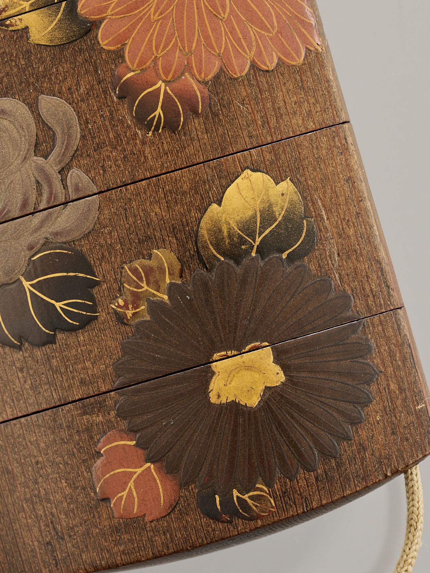 A LACQUERED LIGHT WOOD THREE-CASE INRO WITH CHRYSANTHEMUM AND PEONY - Image 3 of 5