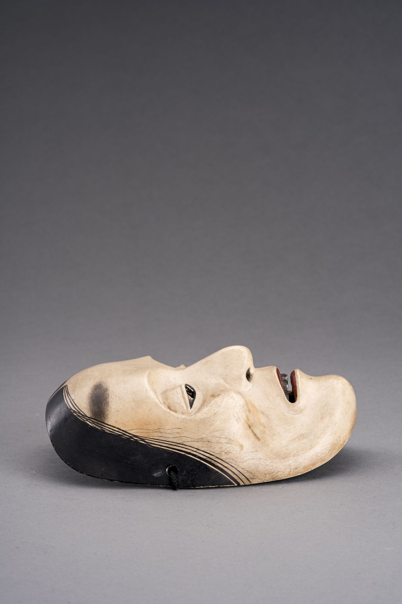 A NOH MASK OF A YOUNG WOMAN, KO-OMOTE - Bild 2 aus 7