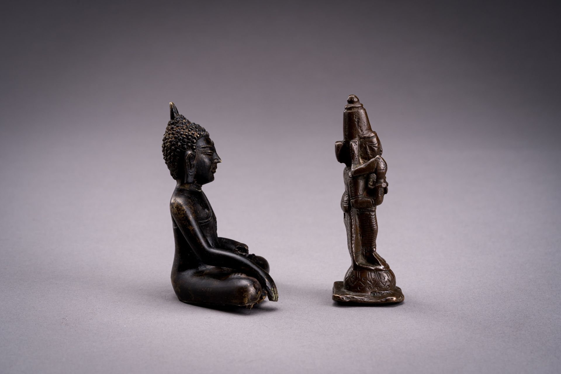 TWO INDIAN MINIATURE BRONZE FIGURES OF BUDDHA AND DEVI - Bild 6 aus 10