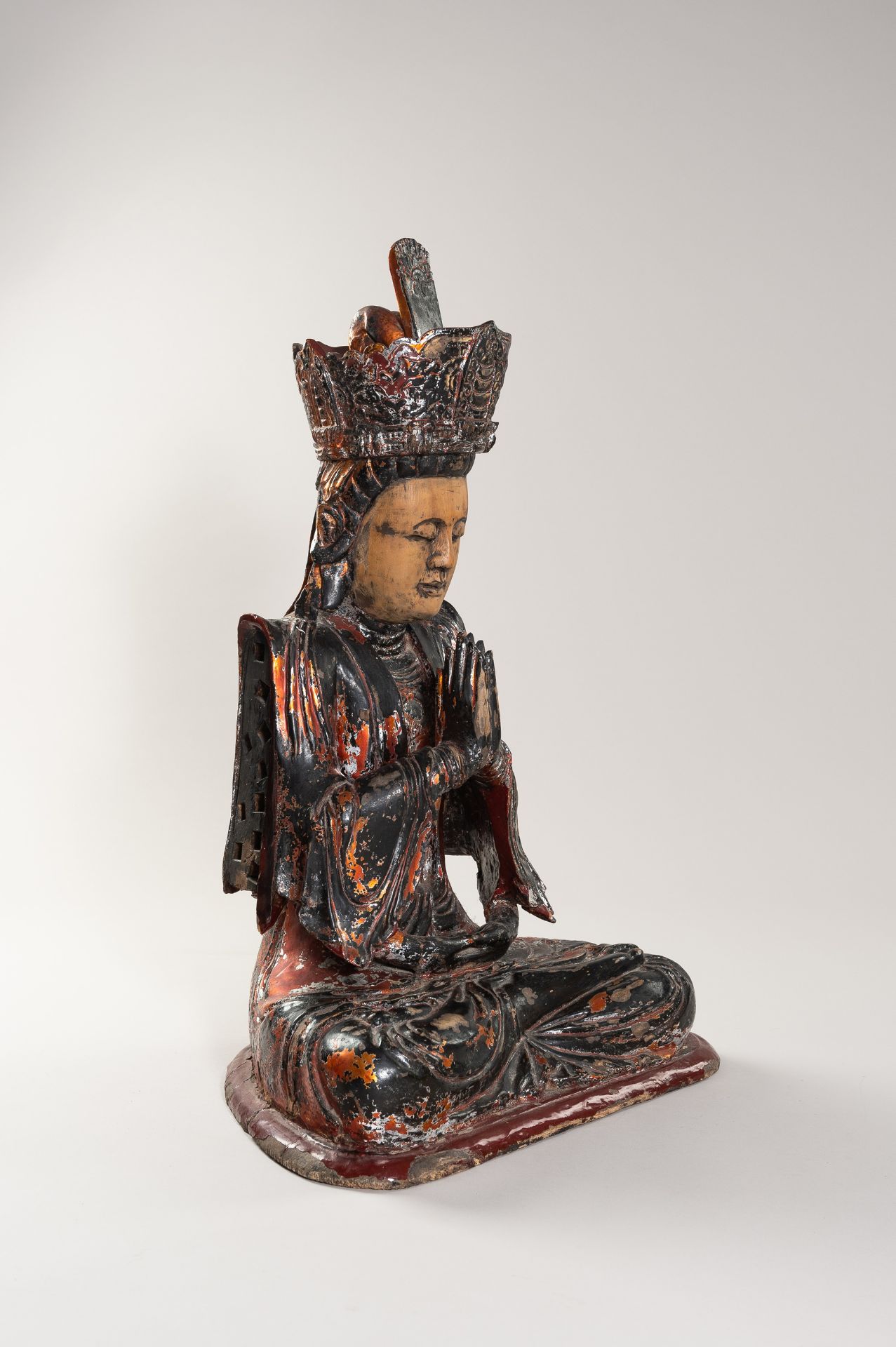 A VERY LARGE VIETNAMESE LACQUERED WOOD STATUE OF QUAN AM - Image 5 of 17