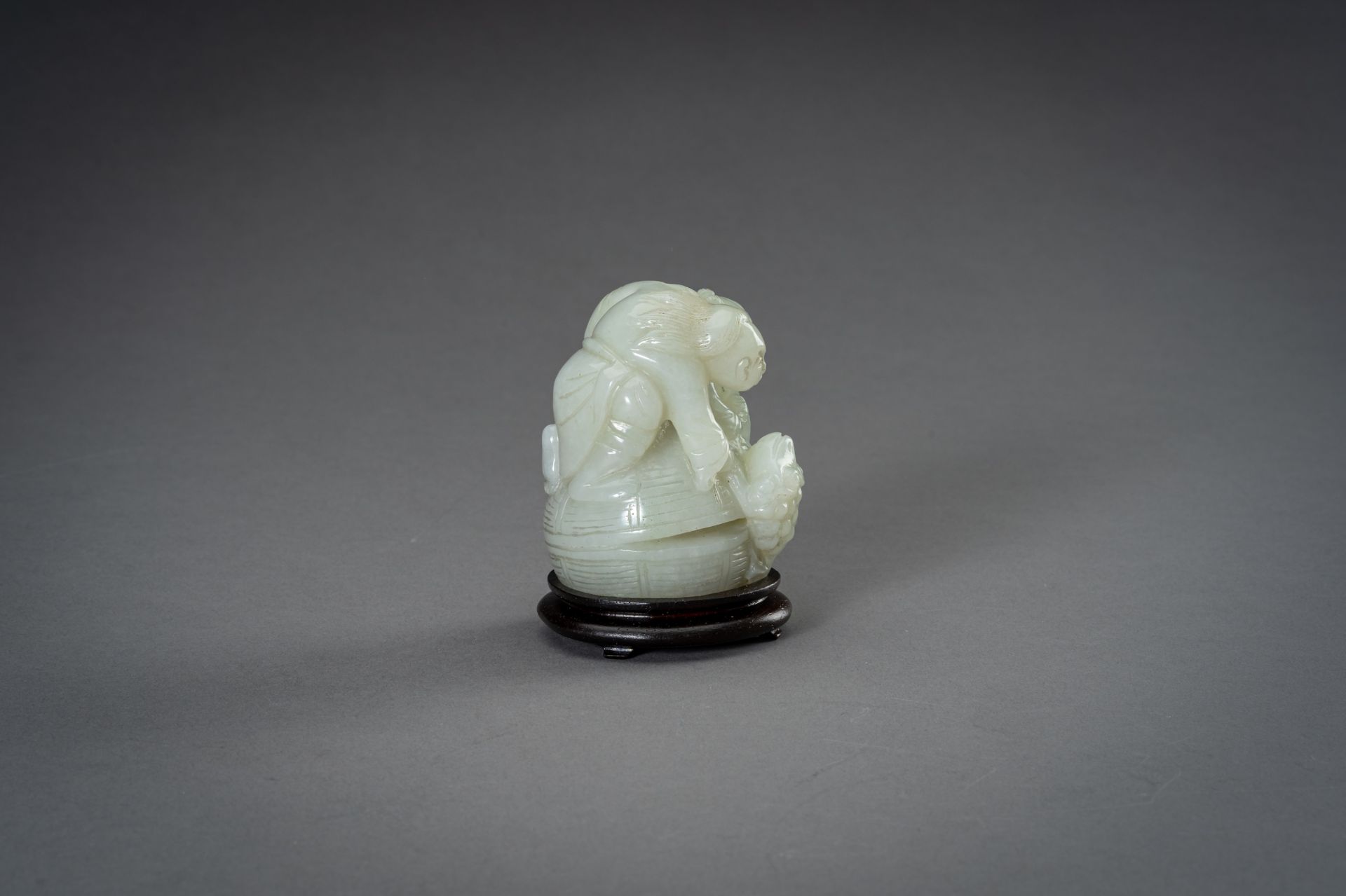 A PALE CELADON JADE GROUP, 20th CENTURY - Image 7 of 11
