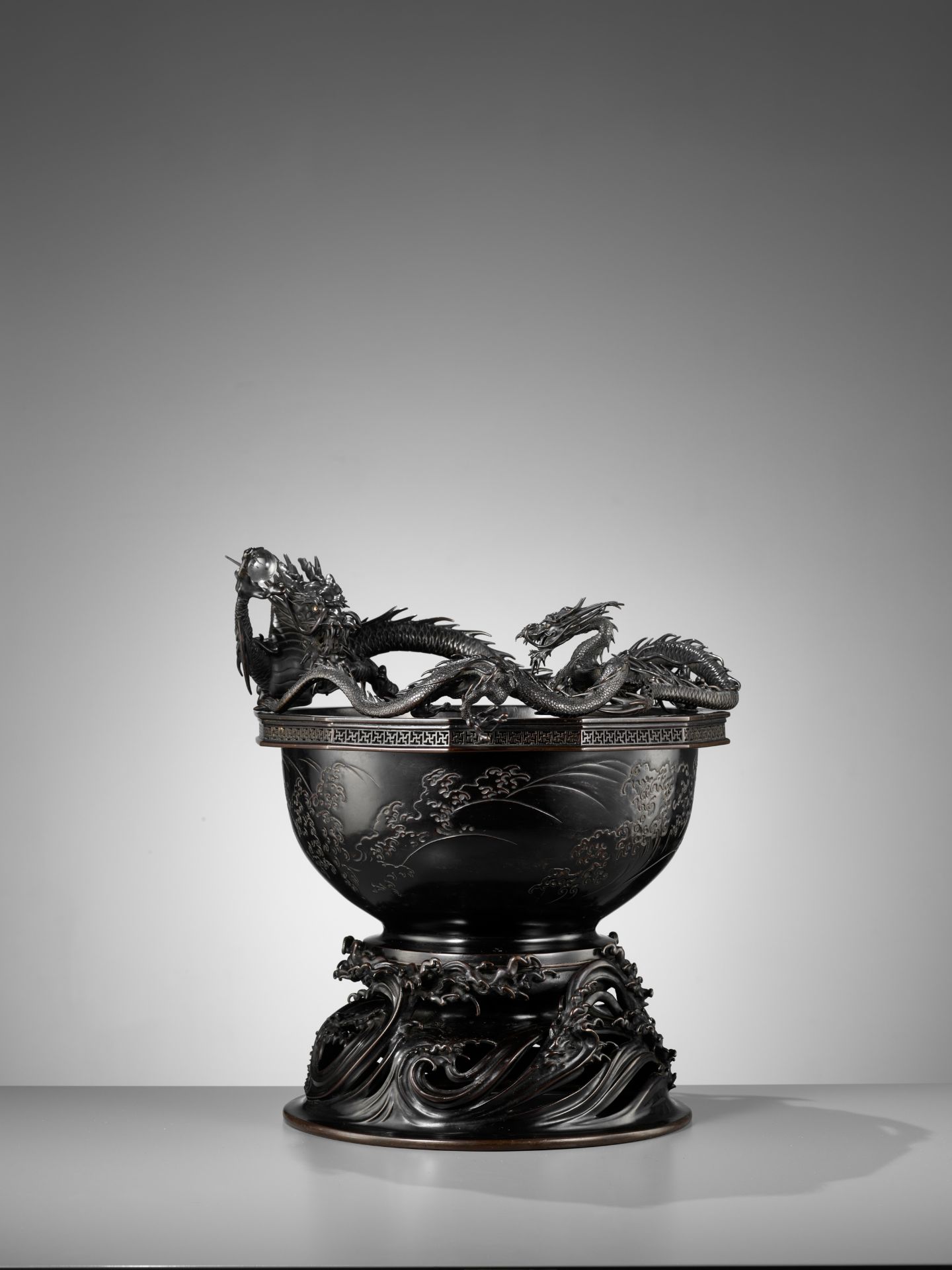 HIDEMITSU: A LARGE AND IMPRESSIVE BRONZE BOWL WITH TWO DRAGONS - Bild 5 aus 16