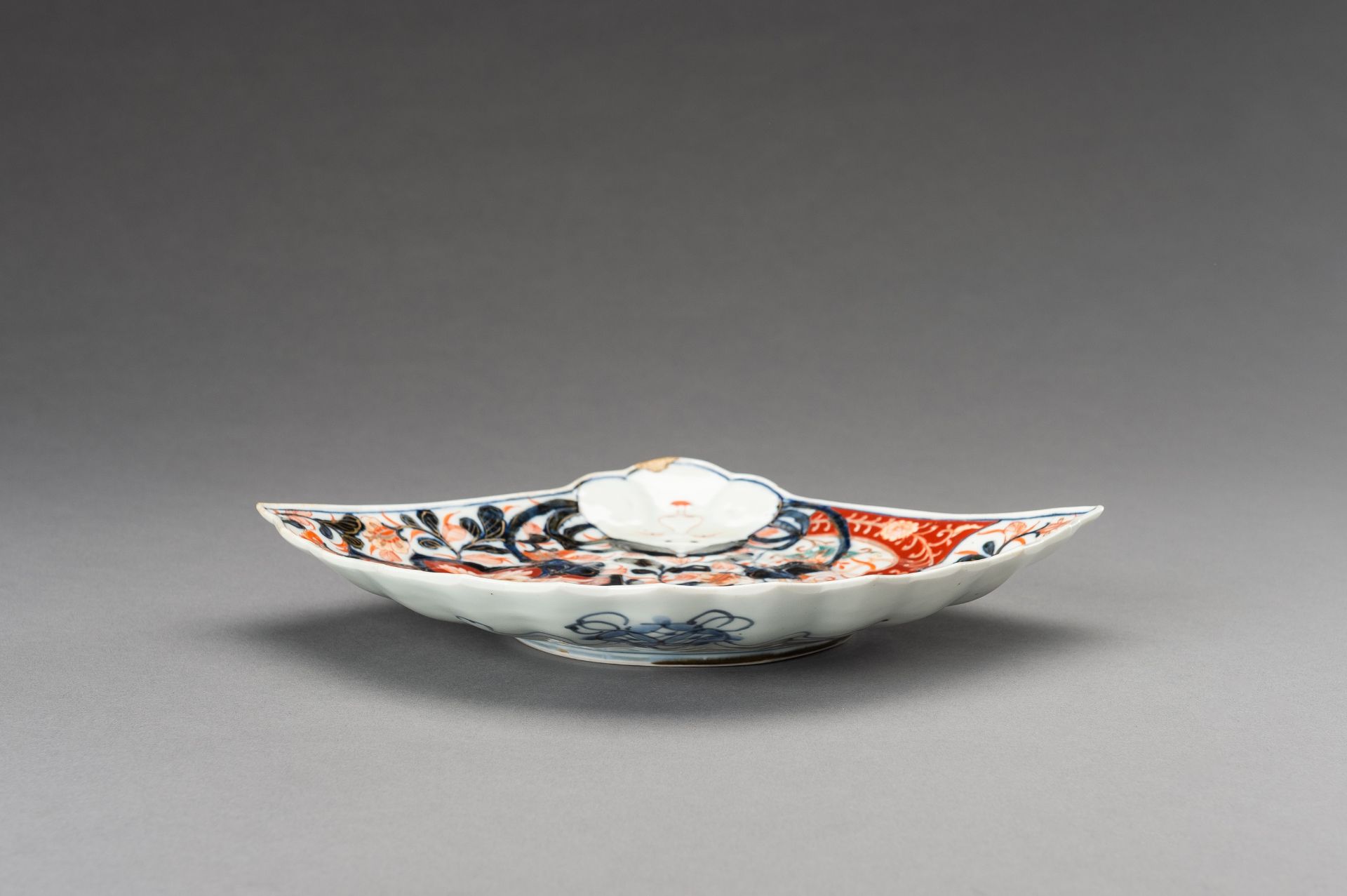 AN IMARI PORCELAIN 'FAN' TRAY WITH OKAME, 19th CENTURY - Image 9 of 11