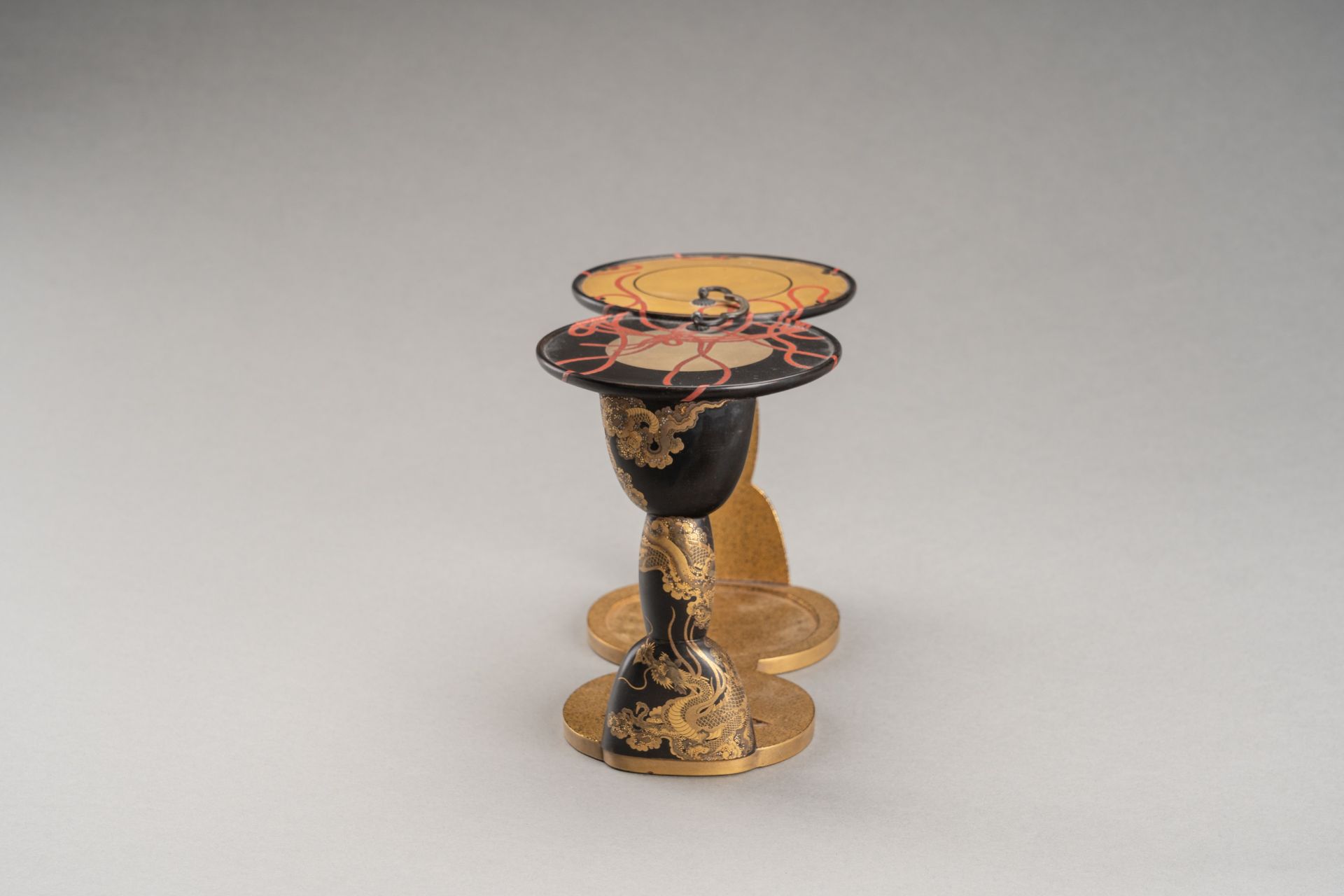 A LOT WITH A DRUM SHAPED LACQUERED SAKE SET AND A LACQUER BOX, 19th CENTURY - Bild 8 aus 12